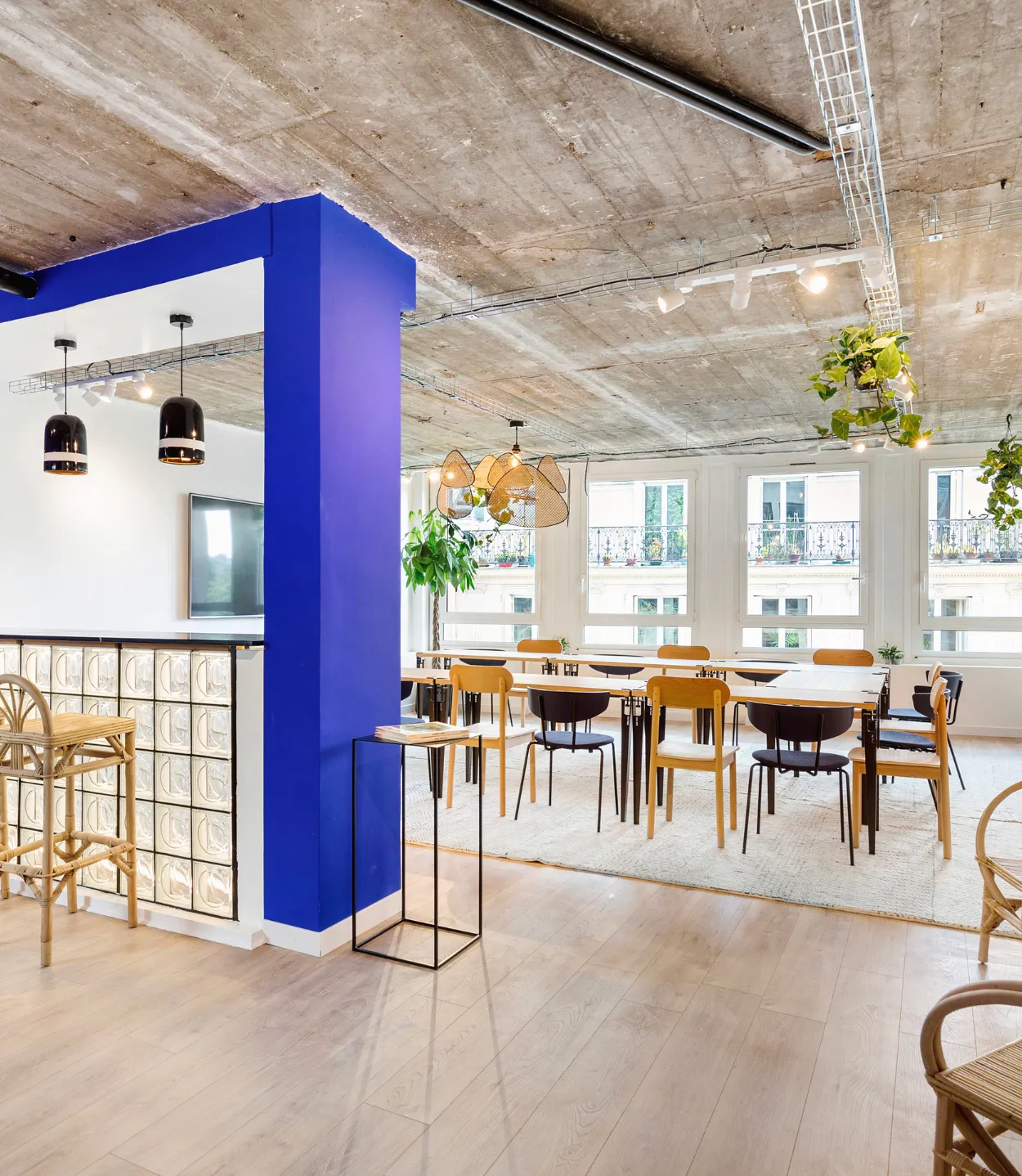 Grand espace avec bar, chaises et tables chez Keeze L’Atelier Champs-Élysées, idéal pour un séminaire ou une réunion à Paris 8e.