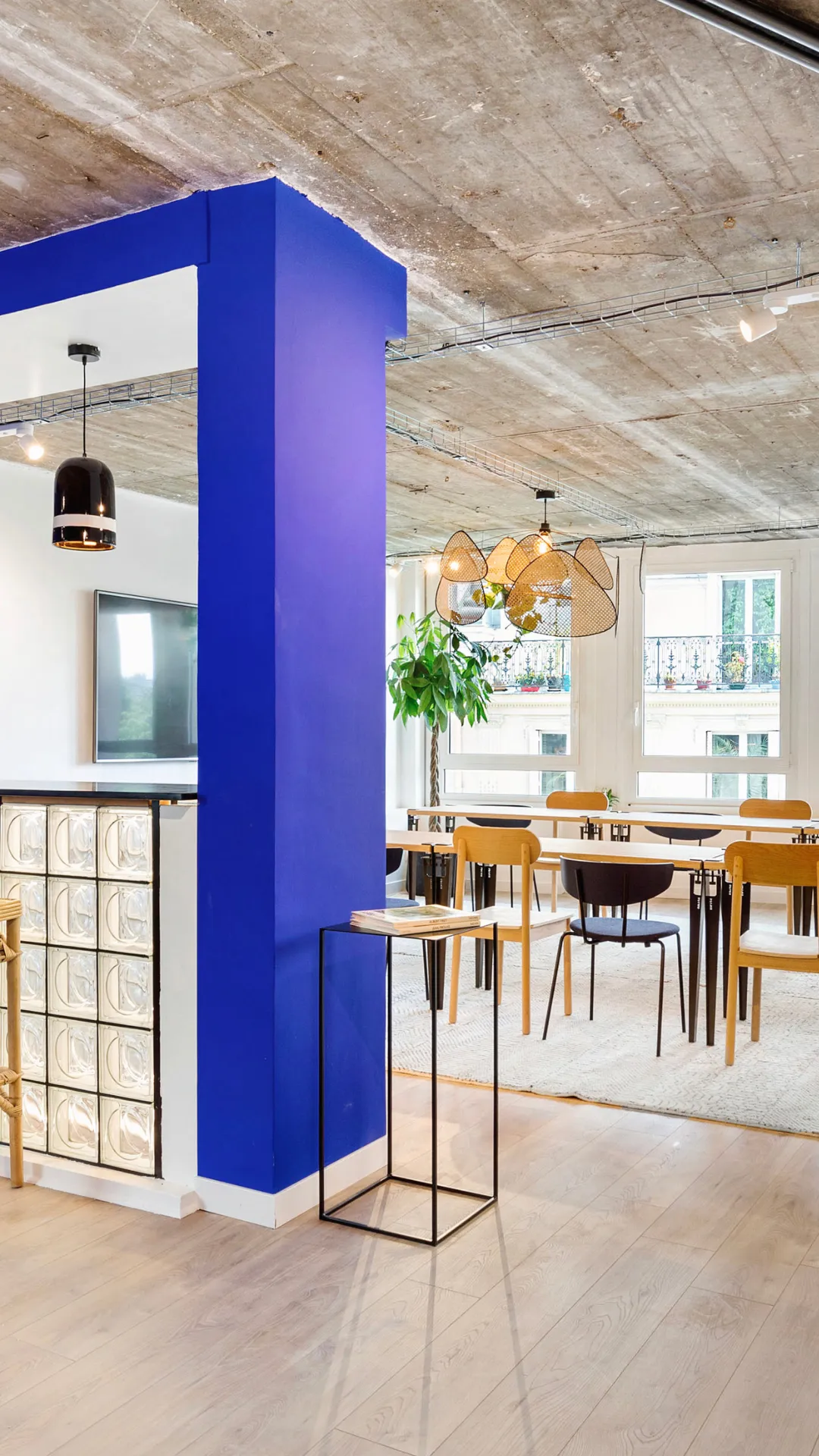 Bar et tables en U chez Keeze L’Atelier, idéals pour une salle de conférence ou un séminaire à Paris 3e.