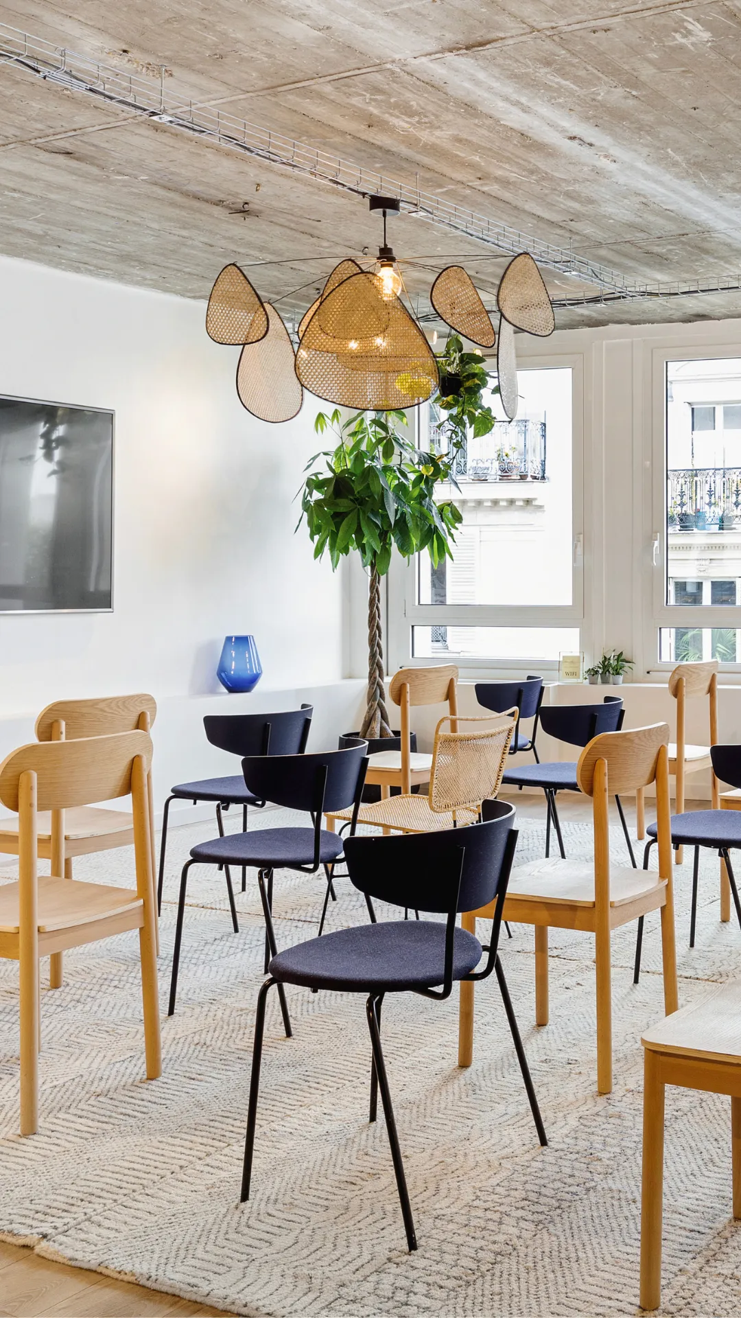 Chaises alignées devant un écran chez Keeze L’Atelier, parfaites pour une salle de formation ou une réunion à Paris 3e.