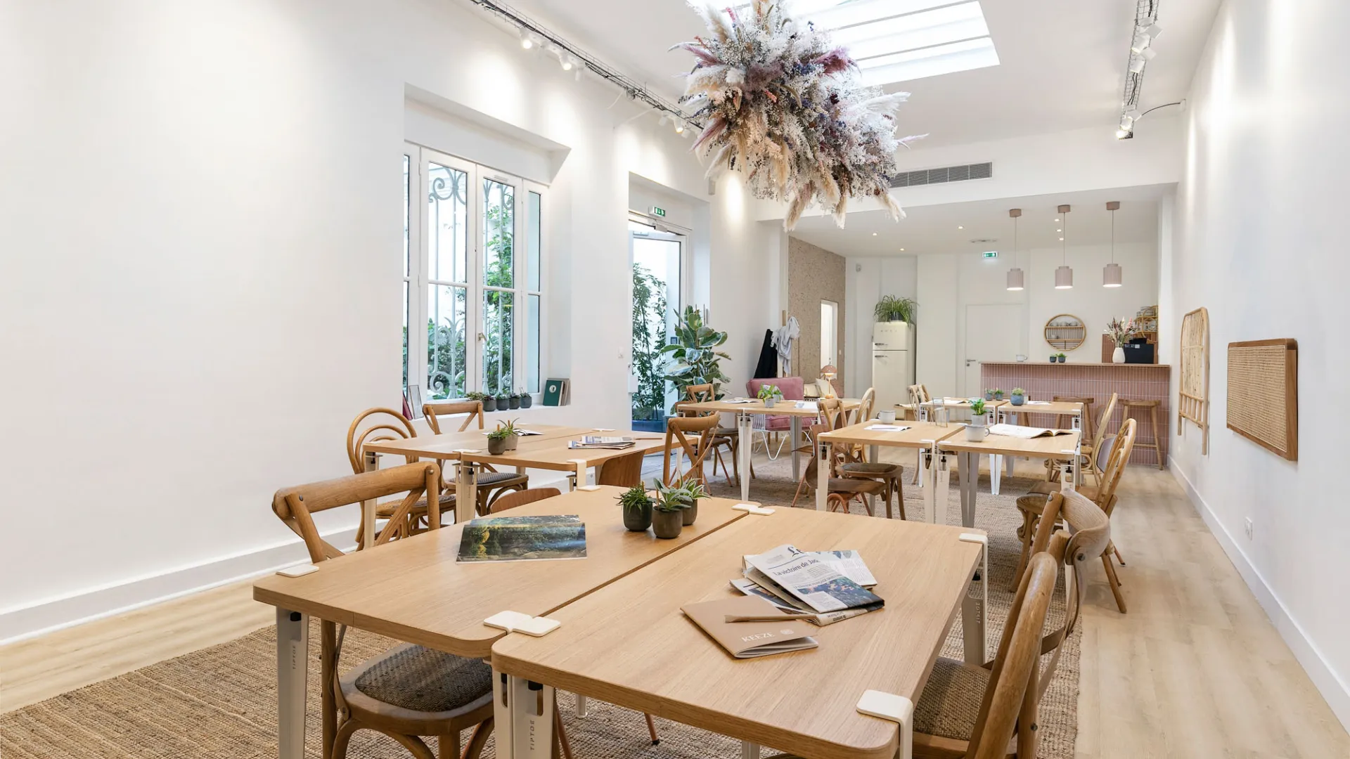 Petites tables conviviales chez Keeze L’Annexe, parfaites pour un afterwork ou un espace de coworking à Paris 10e.