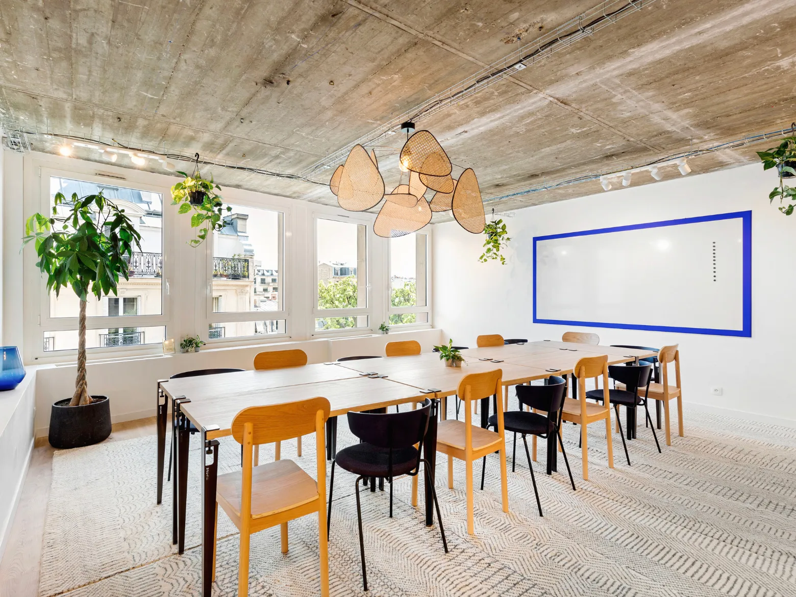Espace de réunion Board dans L’Atelier chez Keeze à Paris, idéal pour réunions de direction ou décisions stratégiques.