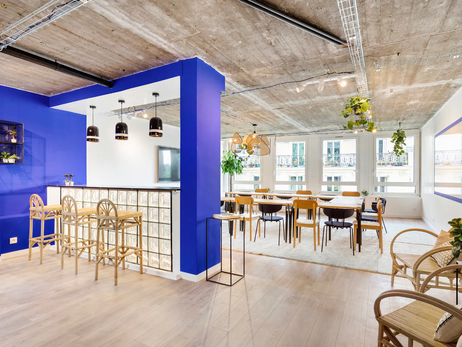 Espace restauration de L’Atelier à Paris, un lieu Keeze fonctionnel pour pauses gourmandes ou services traiteur.