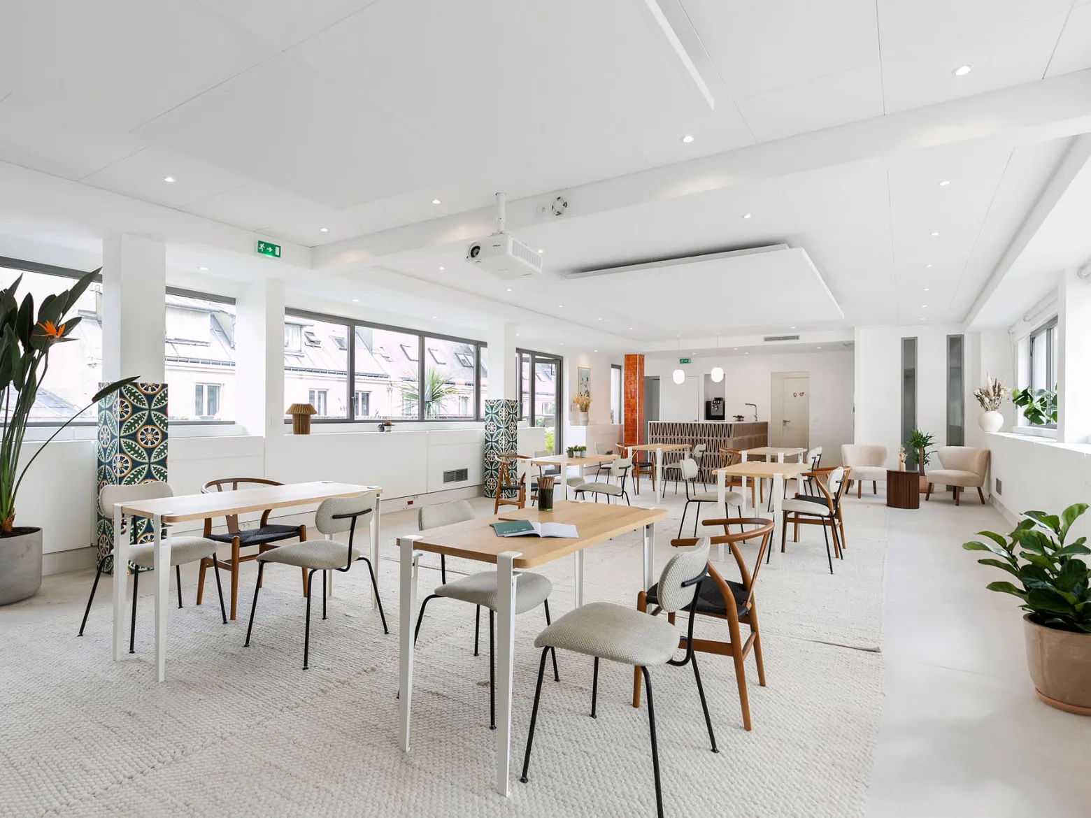 Salle de réunion à Paris dans le lieu Iéna, un espace Keeze adapté aux comités de direction ou réunions internes.