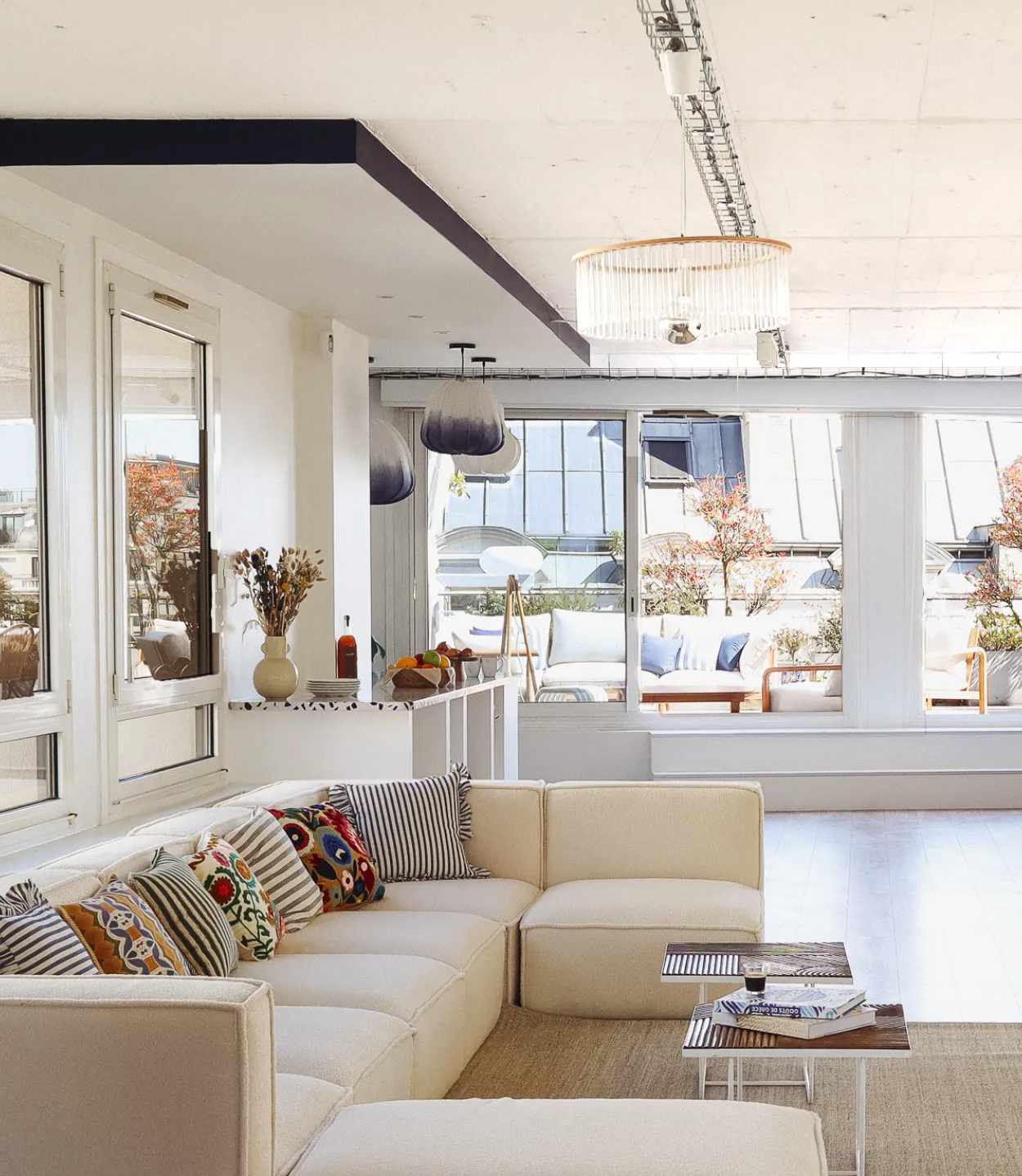 Espace canapé avec vue sur les toits chez Keeze La Volière Champs-Élysées, parfait pour un afterwork ou une soirée d’entreprise à Paris 8e.