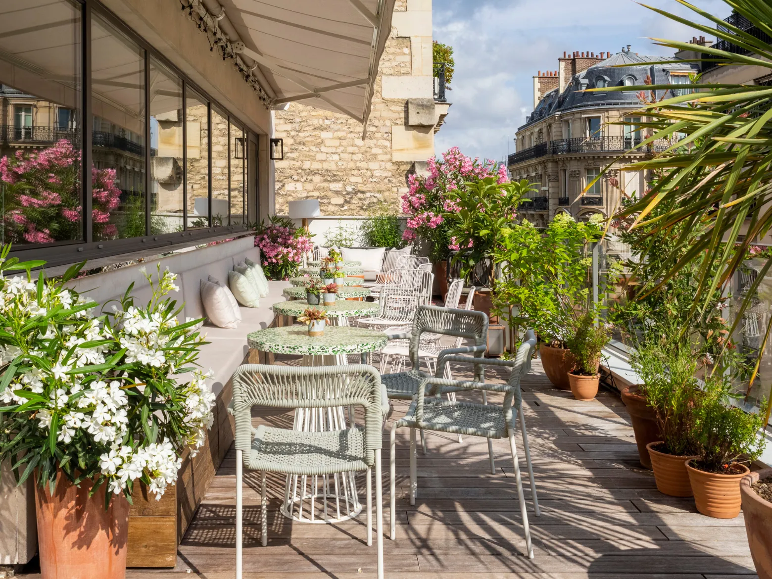 Terrasse de Iéna chez Keeze à Paris, parfaite pour organiser un cocktail professionnel ou une pause conviviale.