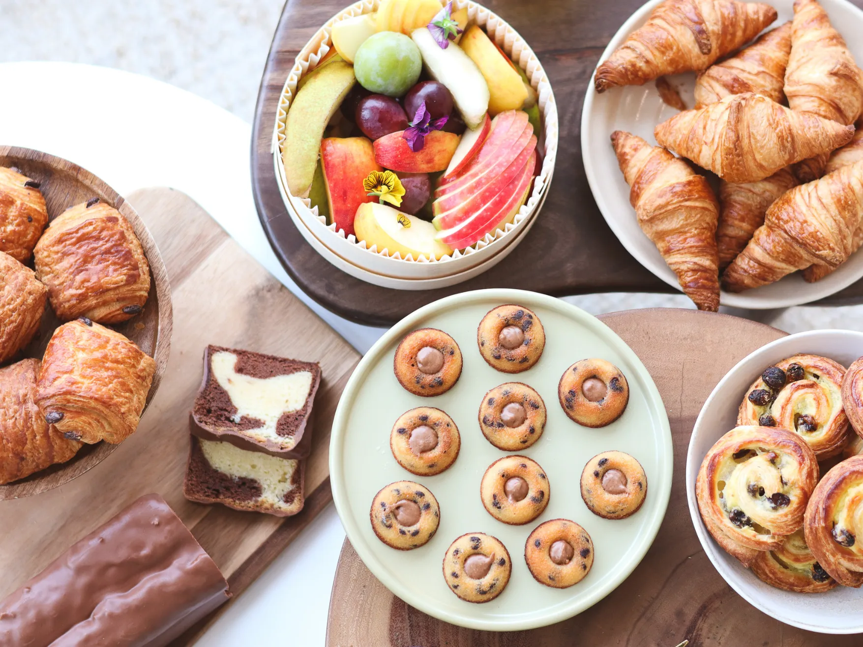Petit-déjeuner d’équipe dans l’espace Iéna de Keeze à Paris, favorisant les échanges informels avant un événement.