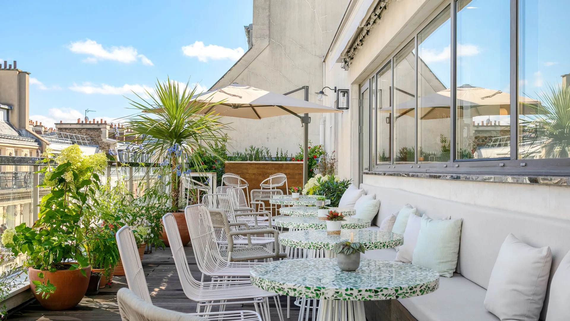 Rooftop avec terrasse verdoyante chez Keeze Iéna, idéal pour un afterwork ou une soirée d’entreprise à Paris 16e.