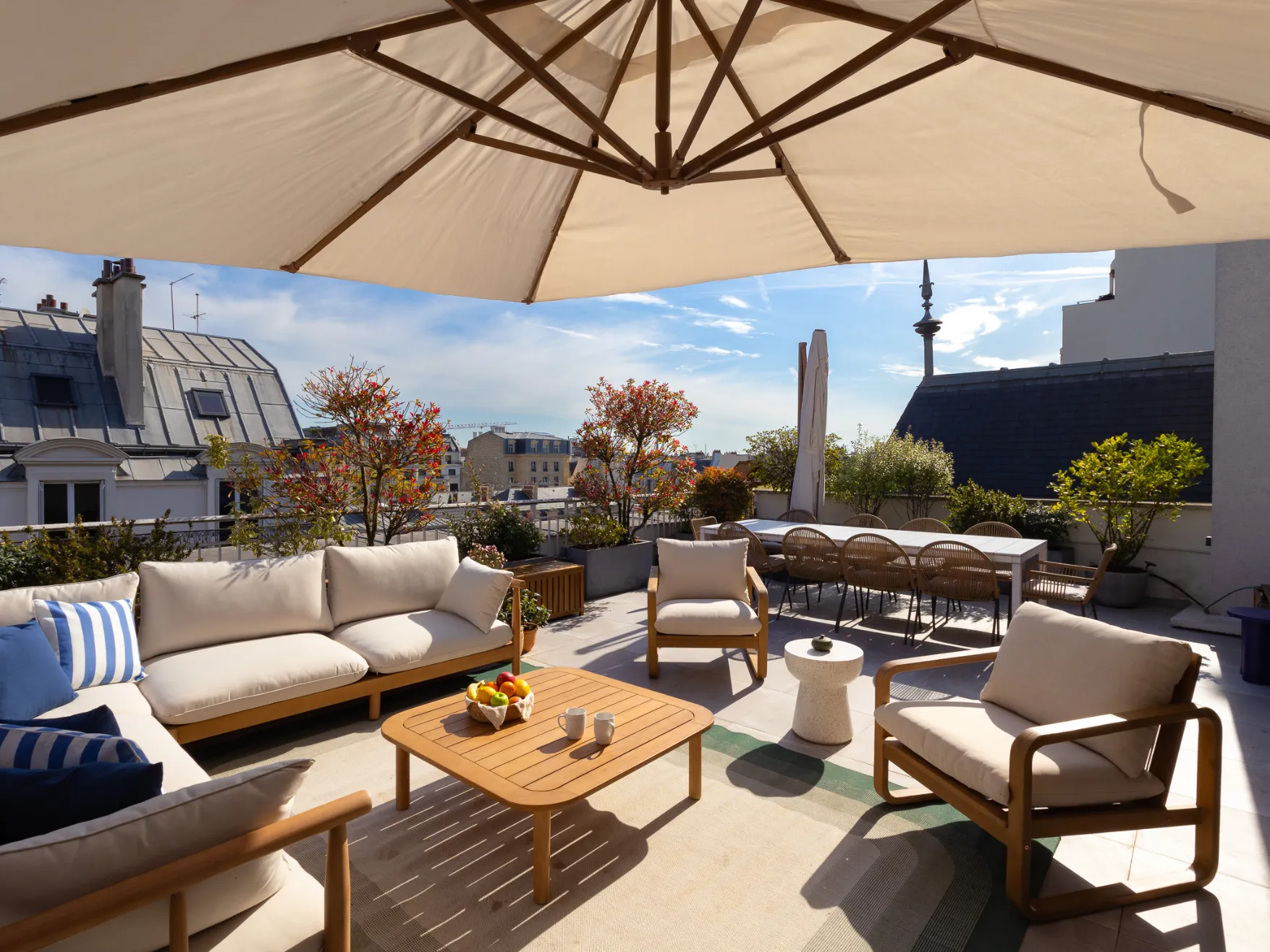 Espace terrasse végétalisé chez Keeze à Paris, dans La Volière, idéal pour des pauses conviviales ou déjeuners professionnels.