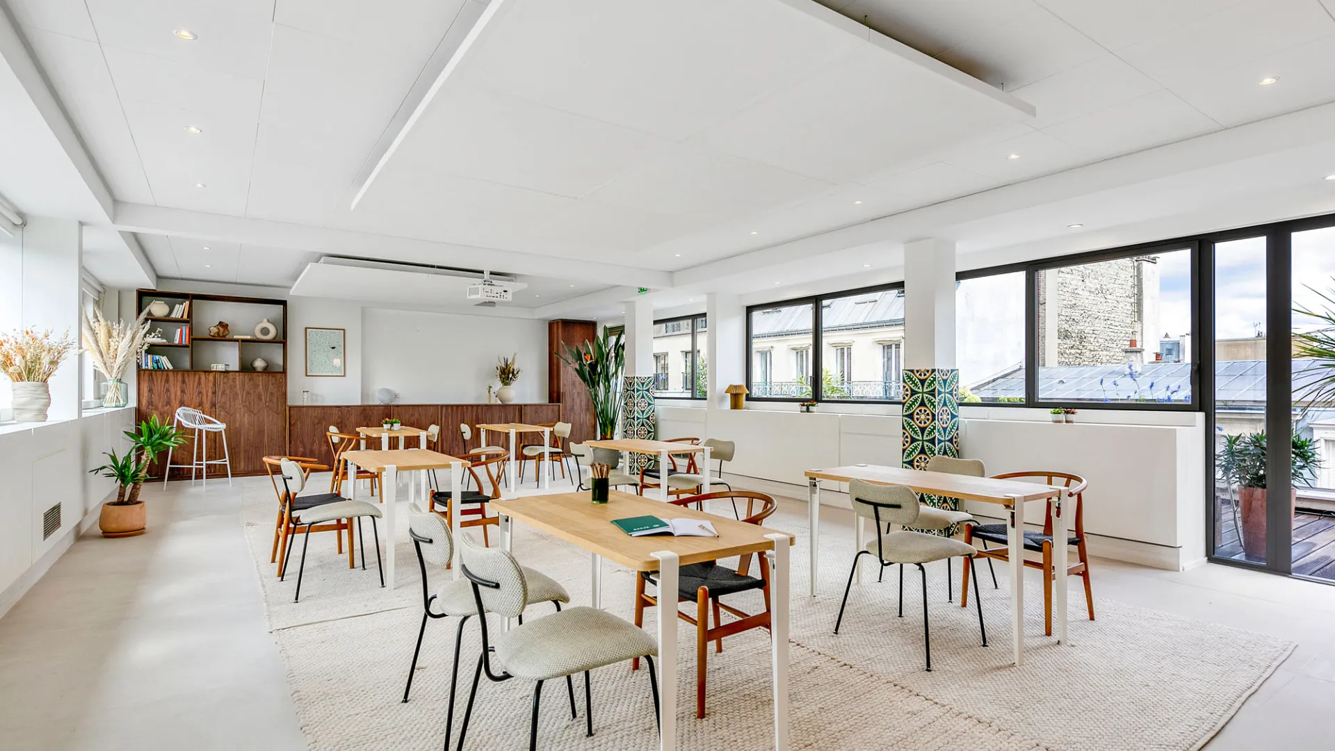 Openspace moderne chez Keeze Iéna, parfait pour un espace de coworking ou une salle de réunion à Paris 16e.