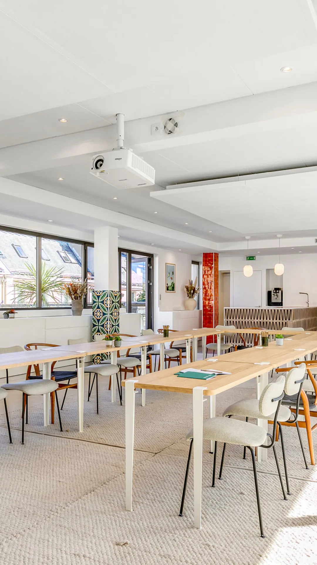 Openspace moderne chez Keeze Iéna, parfait pour un espace de coworking ou une salle de réunion à Paris 16e.