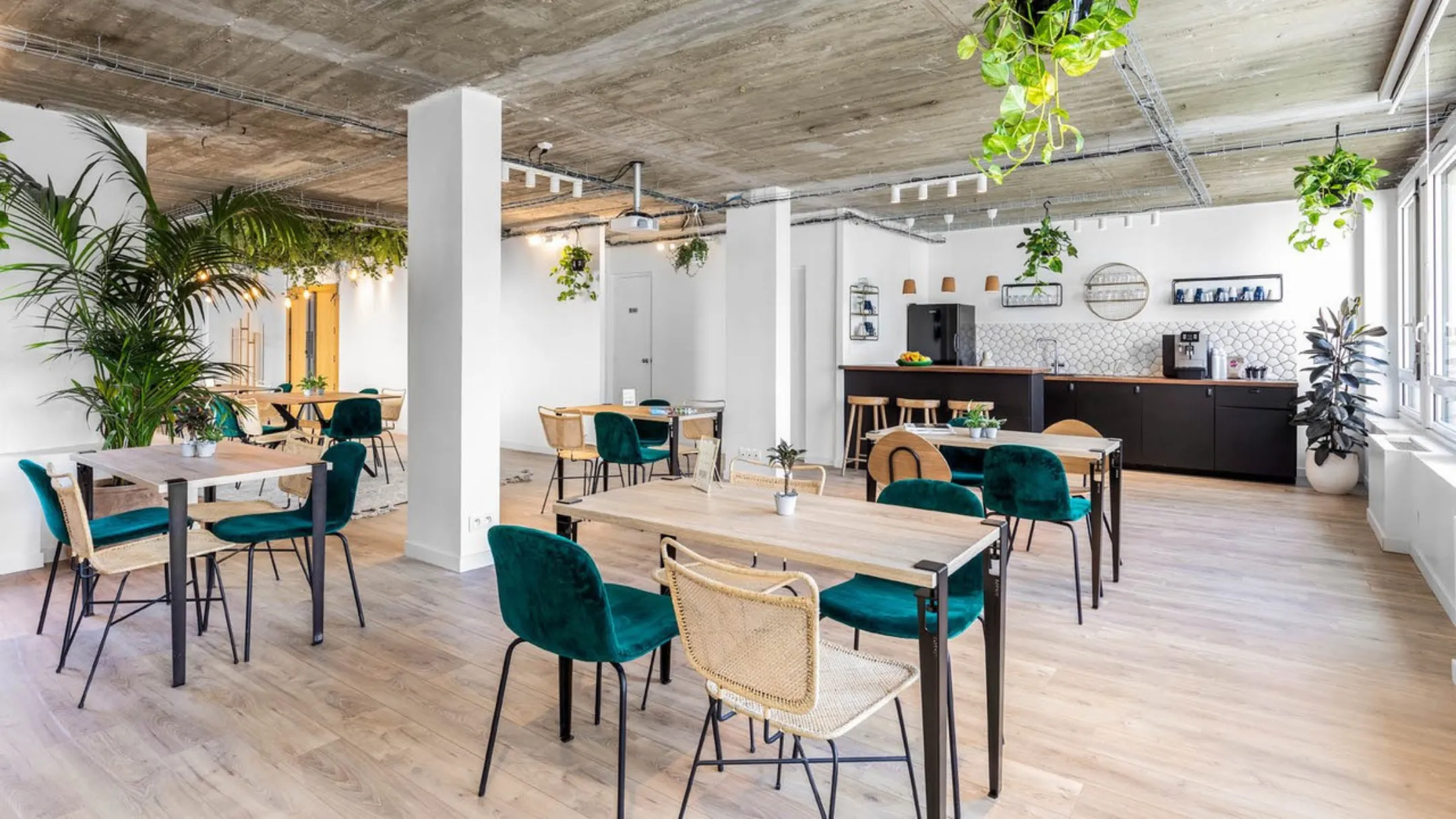 Tables de restauration élégantes chez Keeze La Galerie, idéales pour un cocktail ou une salle pour événement à Paris.