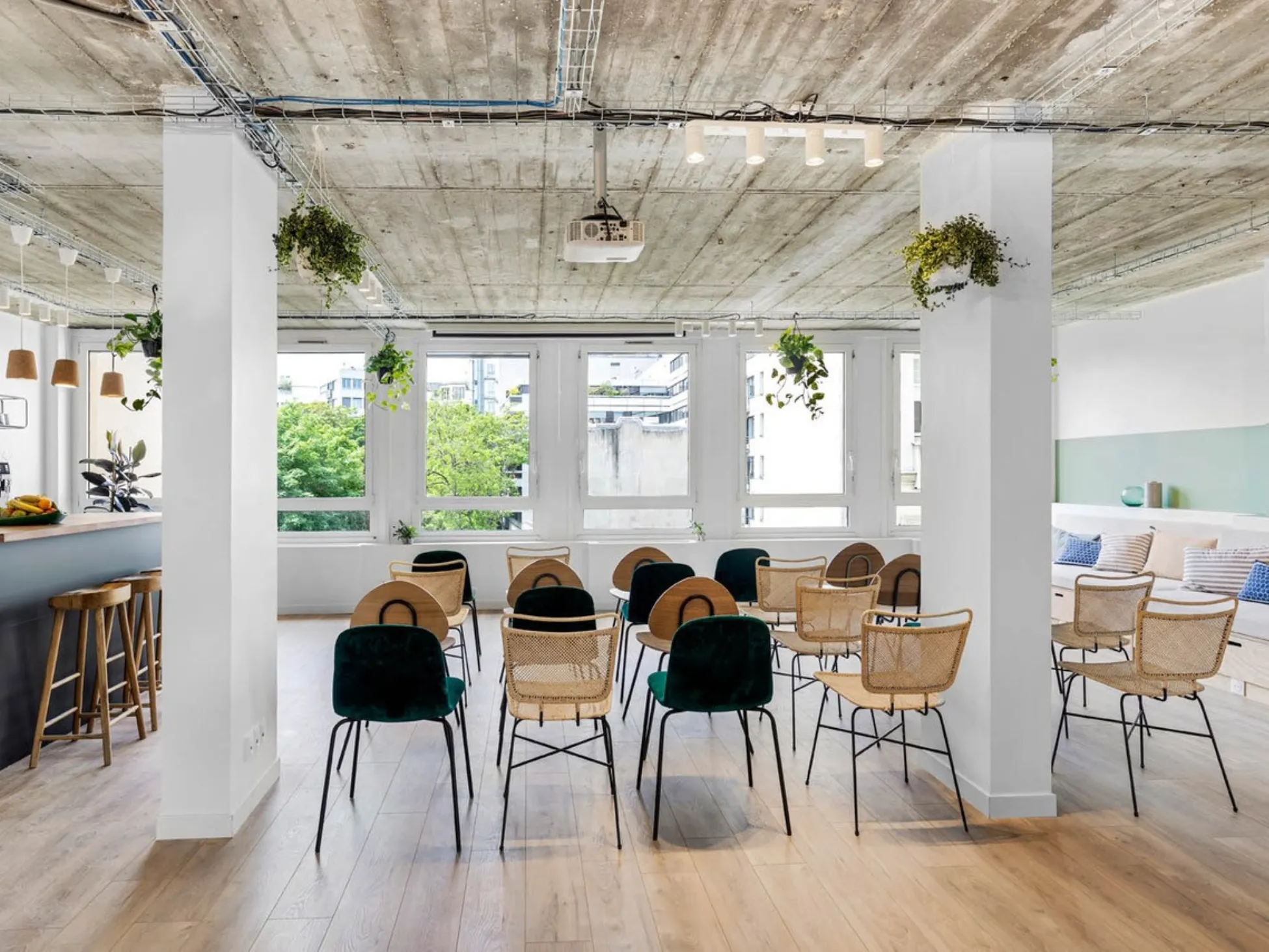 Salle en configuration conférence dans La Galerie chez Keeze à Paris, idéale pour des présentations, séminaires ou événements d’entreprise.