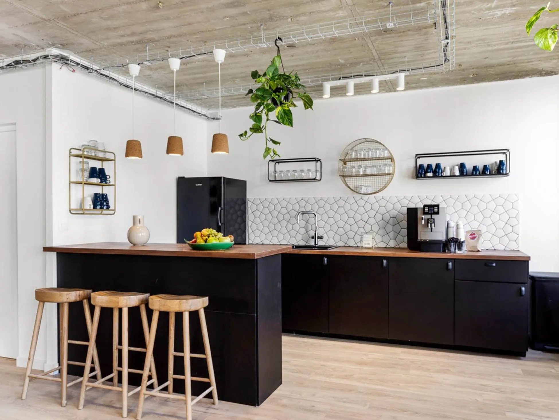 Cuisine équipée dans La Galerie chez Keeze à Paris, pensée pour les services traiteur et la préparation des repas lors d’événements professionnels.