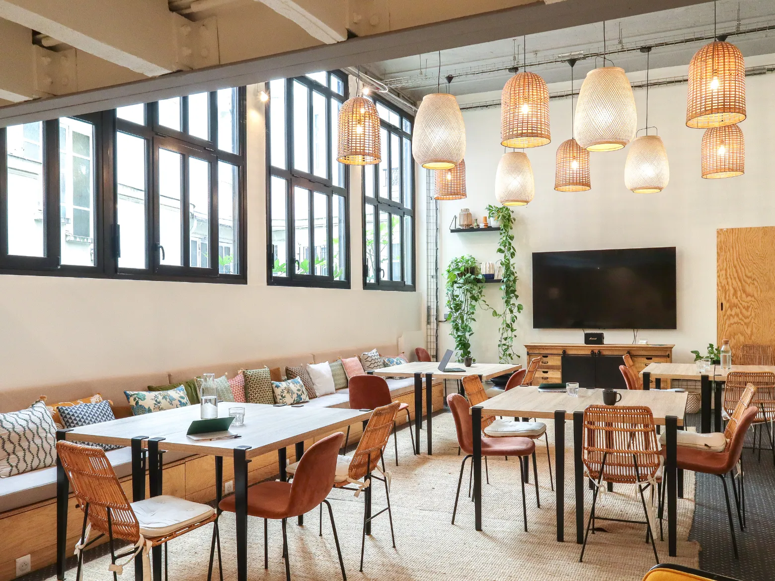 Espace de réunion dans Trocadéro chez Keeze à Paris, parfait pour organiser une réunion d’équipe ou un comité stratégique dans un cadre professionnel.