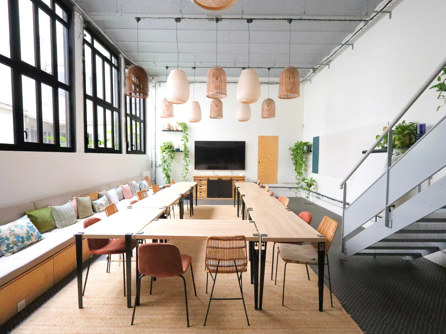 Espace de réunion dans Trocadéro chez Keeze à Paris, configuré pour des réunions d’équipe, séminaires ou présentations dans un cadre professionnel.