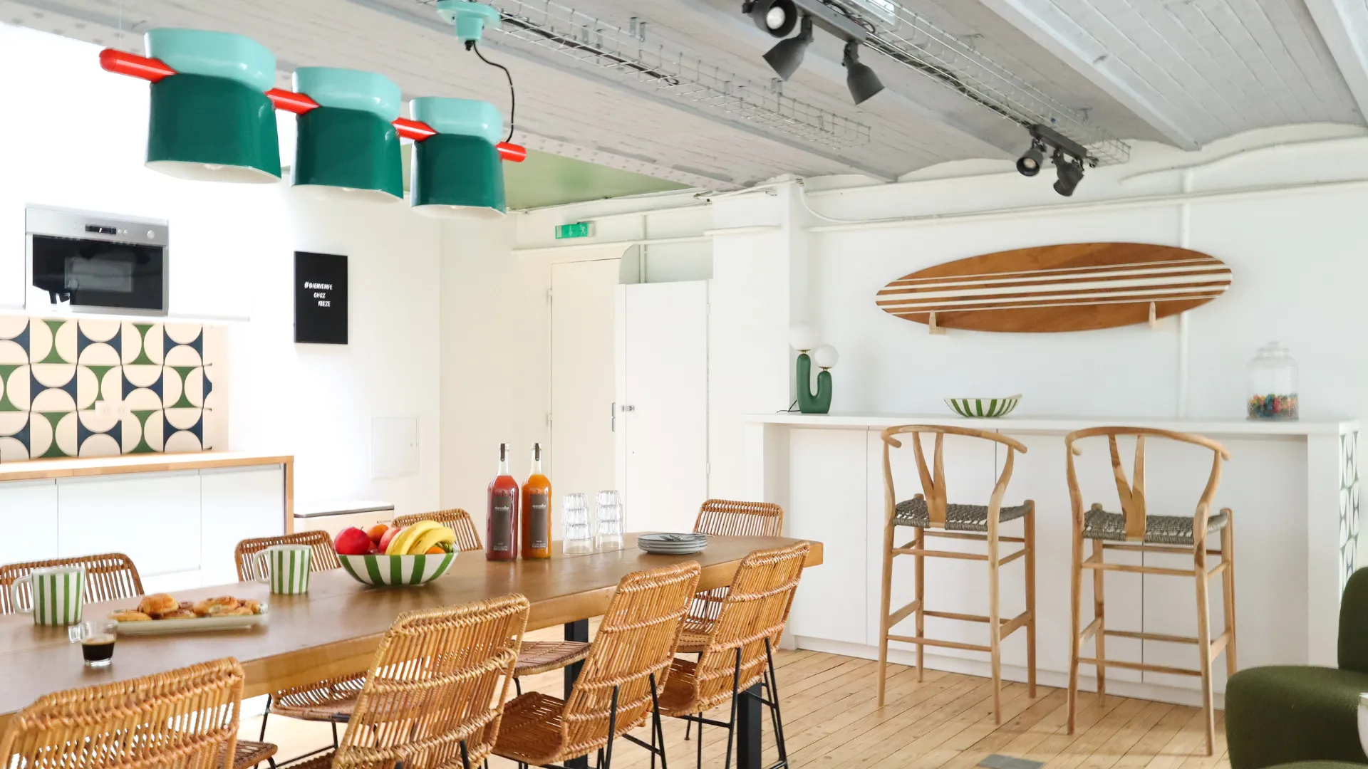 Table de restauration conviviale chez Keeze Trocadéro, parfaite pour un afterwork ou une soirée d’entreprise à Paris.