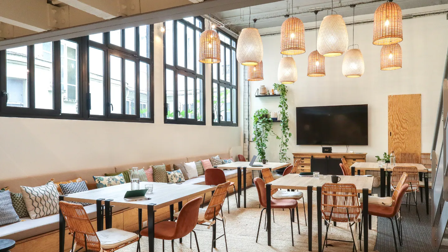 Openspace lumineux chez Keeze Trocadéro, idéal pour un espace de coworking ou la location de bureaux à Paris.