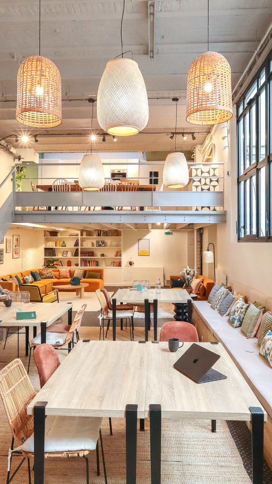 Openspace lumineux chez Keeze Trocadéro, idéal pour un espace de coworking ou la location de bureaux à Paris.