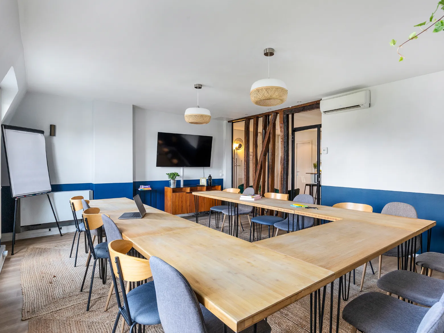 Espace de réunion à Keeze Saint-Lazare à Paris, idéal pour séminaires, ateliers collaboratifs et événements d’entreprise.