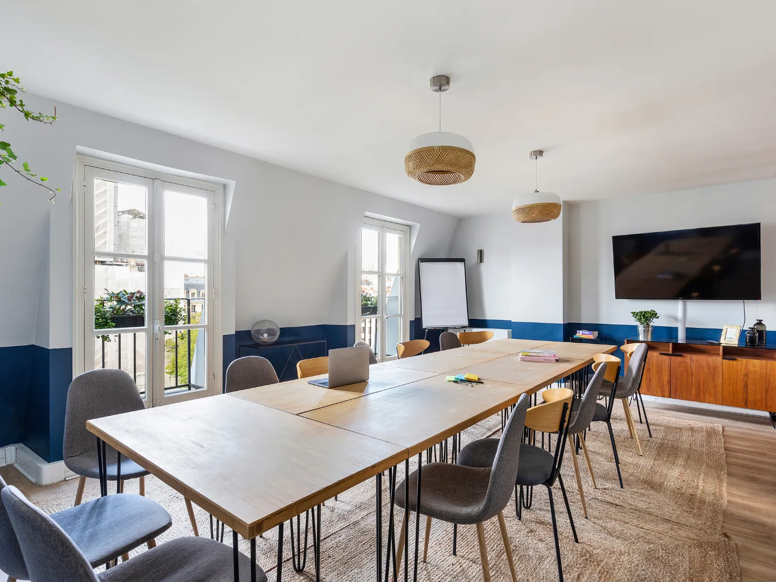 Espace de réunion Board à Keeze Saint-Lazare à Paris, idéal pour comités de direction, réunions stratégiques et ateliers professionnels.