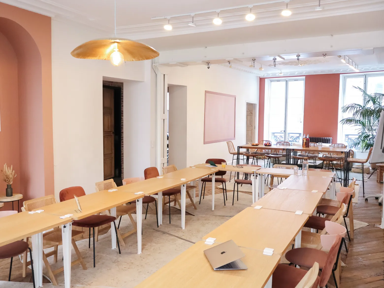 Espace de réunion dans Lafayette chez Keeze à Paris, conçu pour accueillir des réunions d’équipe, séminaires ou ateliers dans un cadre élégant et professionnel.