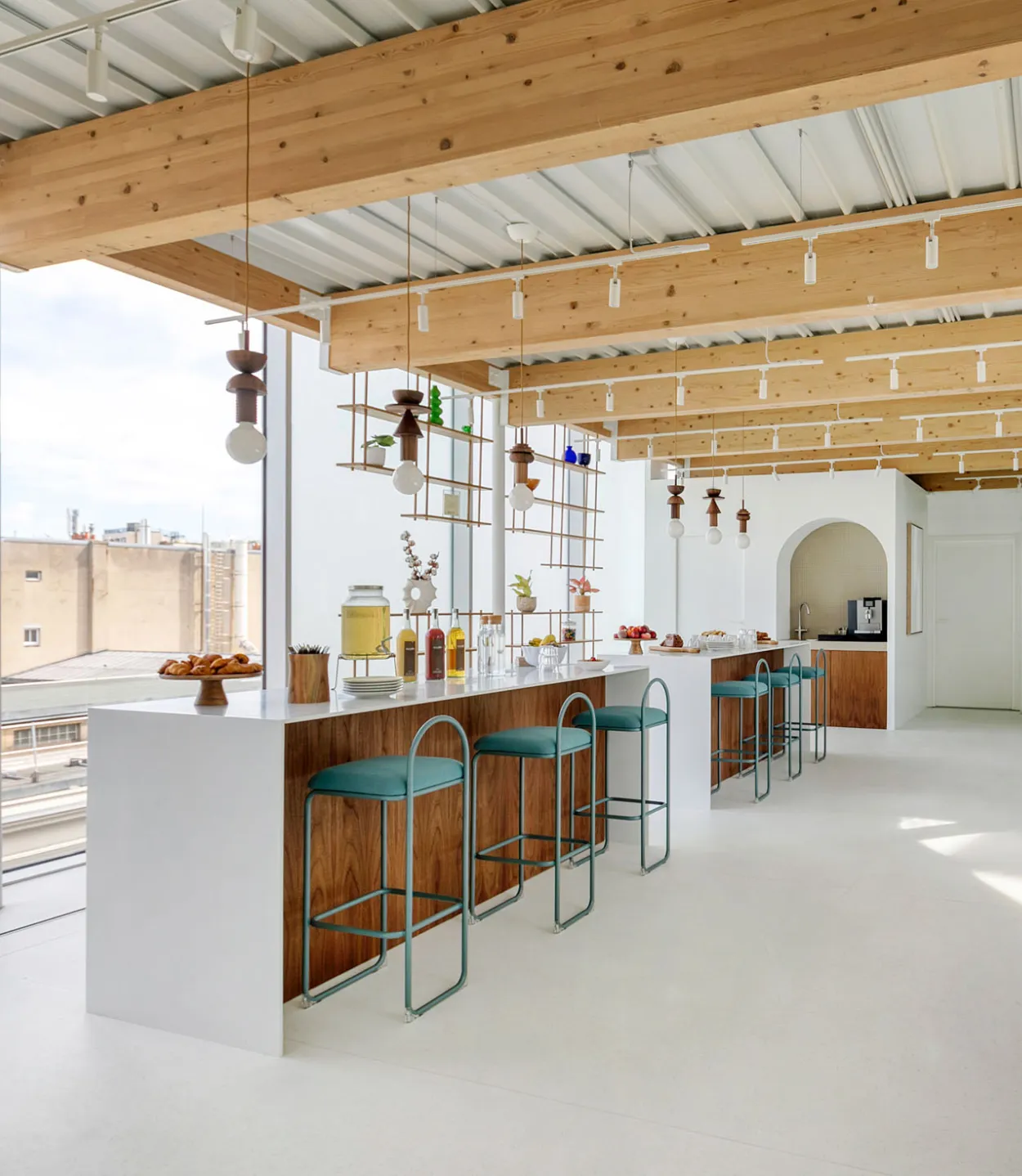 Espace bar restauration chez Keeze Liège Saint-Lazare, idéal pour un cocktail ou une soirée d’entreprise à Paris 8e.