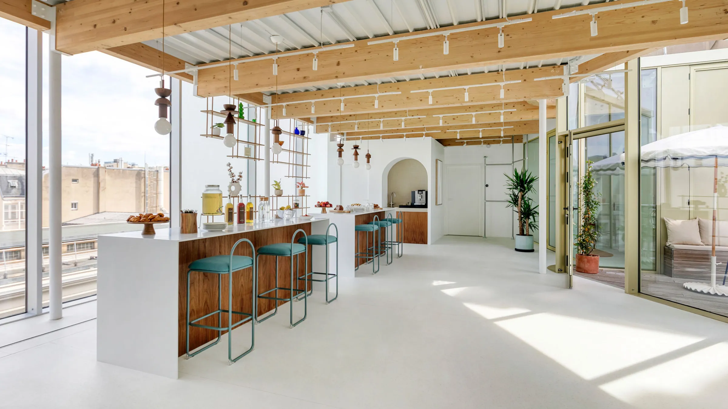 Bar élégant chez Keeze Liège Saint-Lazare, parfait pour un cocktail ou une soirée d’entreprise à Paris 8e.