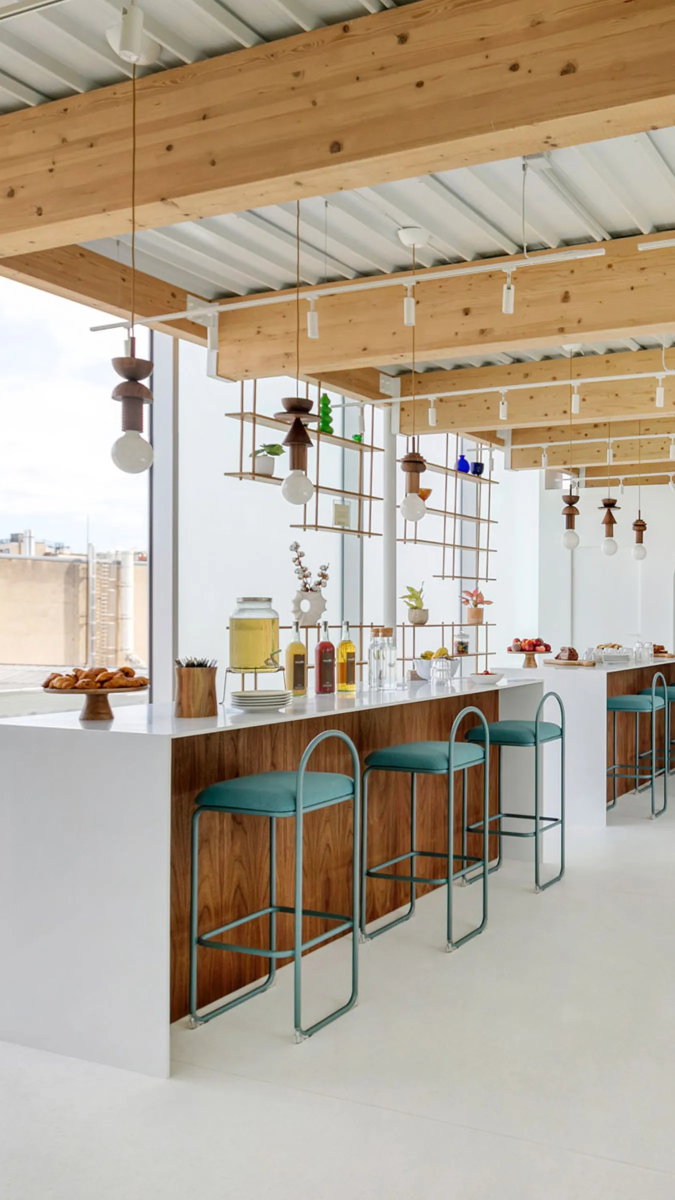 Bar élégant chez Keeze Liège Saint-Lazare, parfait pour un cocktail ou une soirée d’entreprise à Paris 8e.
