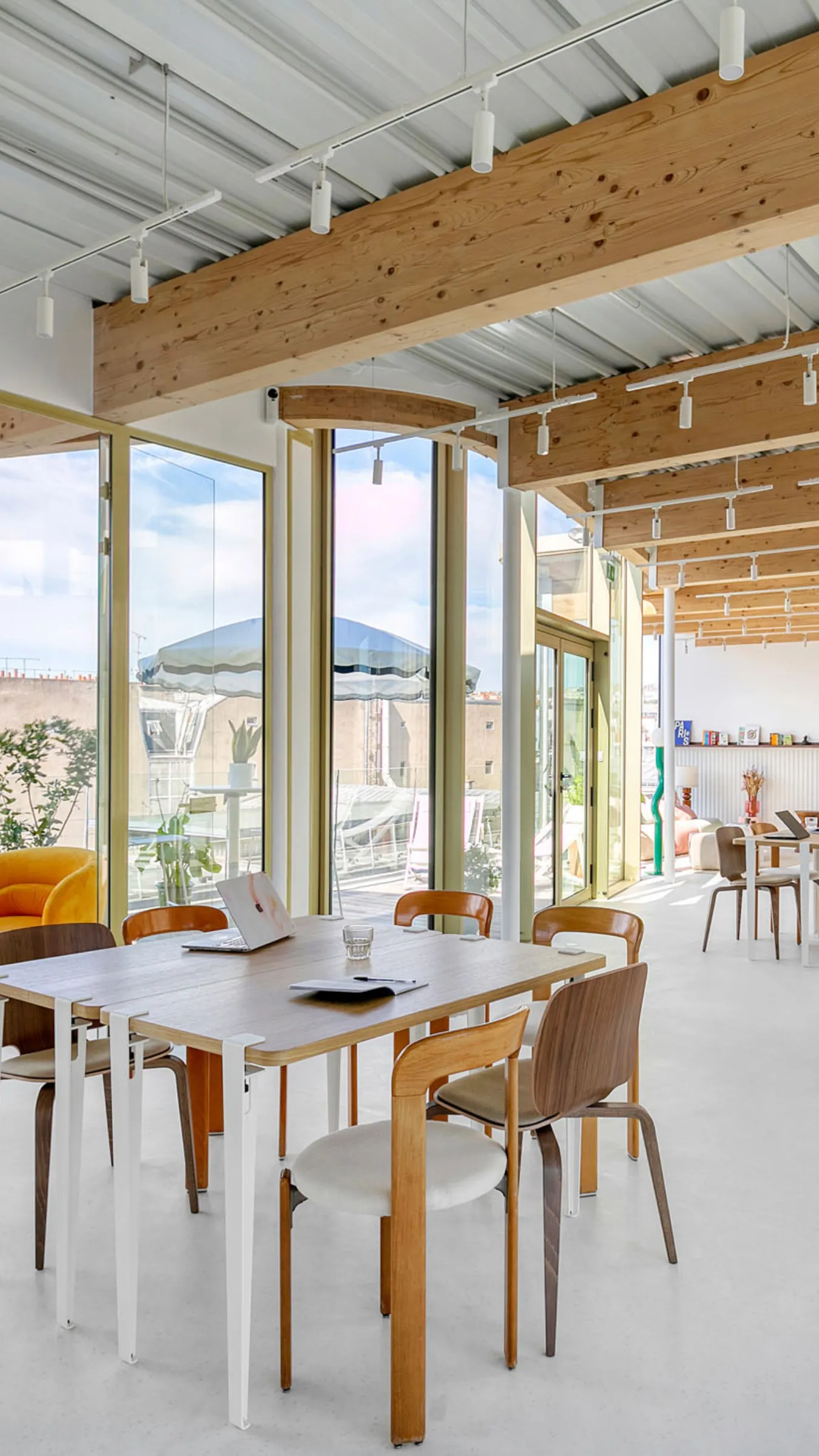 Petite table chez Keeze Liège Saint-Lazare, parfaite pour une réunion informelle ou un espace de coworking à Paris 8e.
