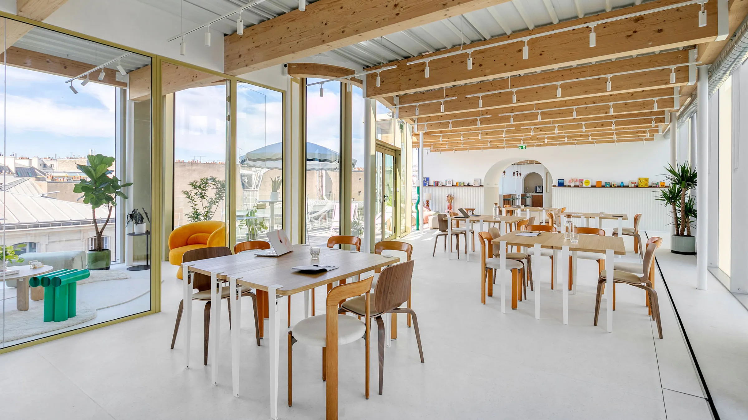Petite table chez Keeze Liège Saint-Lazare, parfaite pour une réunion informelle ou un espace de coworking à Paris 8e.