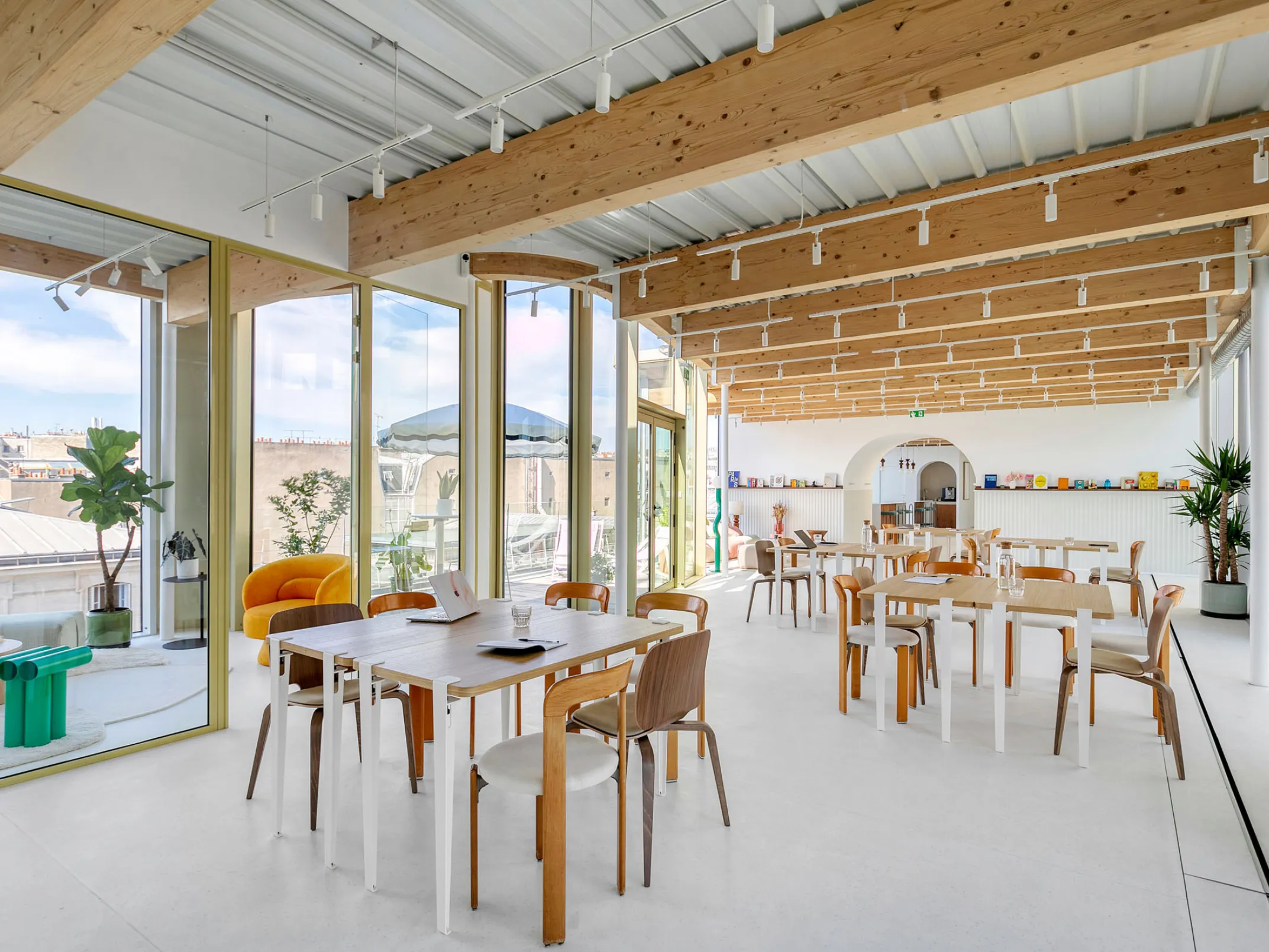 Espace de réunion cabaret 1 à Keeze Liège Saint-Lazare à Paris, idéal pour séminaires, ateliers collaboratifs et événements d’entreprise.