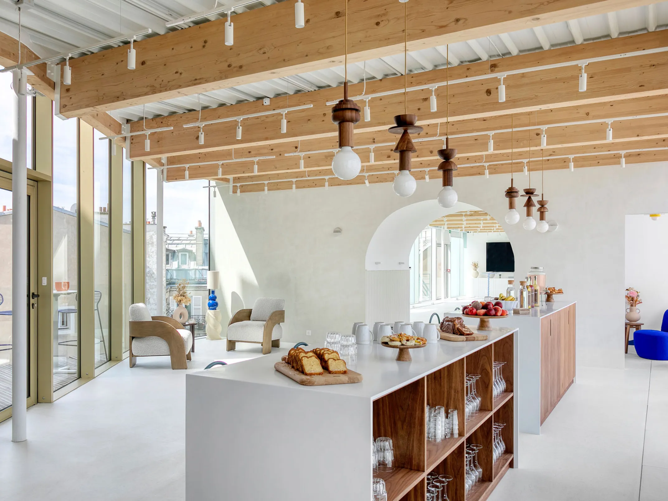 Espace de restauration à Keeze Liège Saint-Lazare à Paris, idéal pour pauses gourmandes, déjeuners d’affaires et événements d’entreprise.