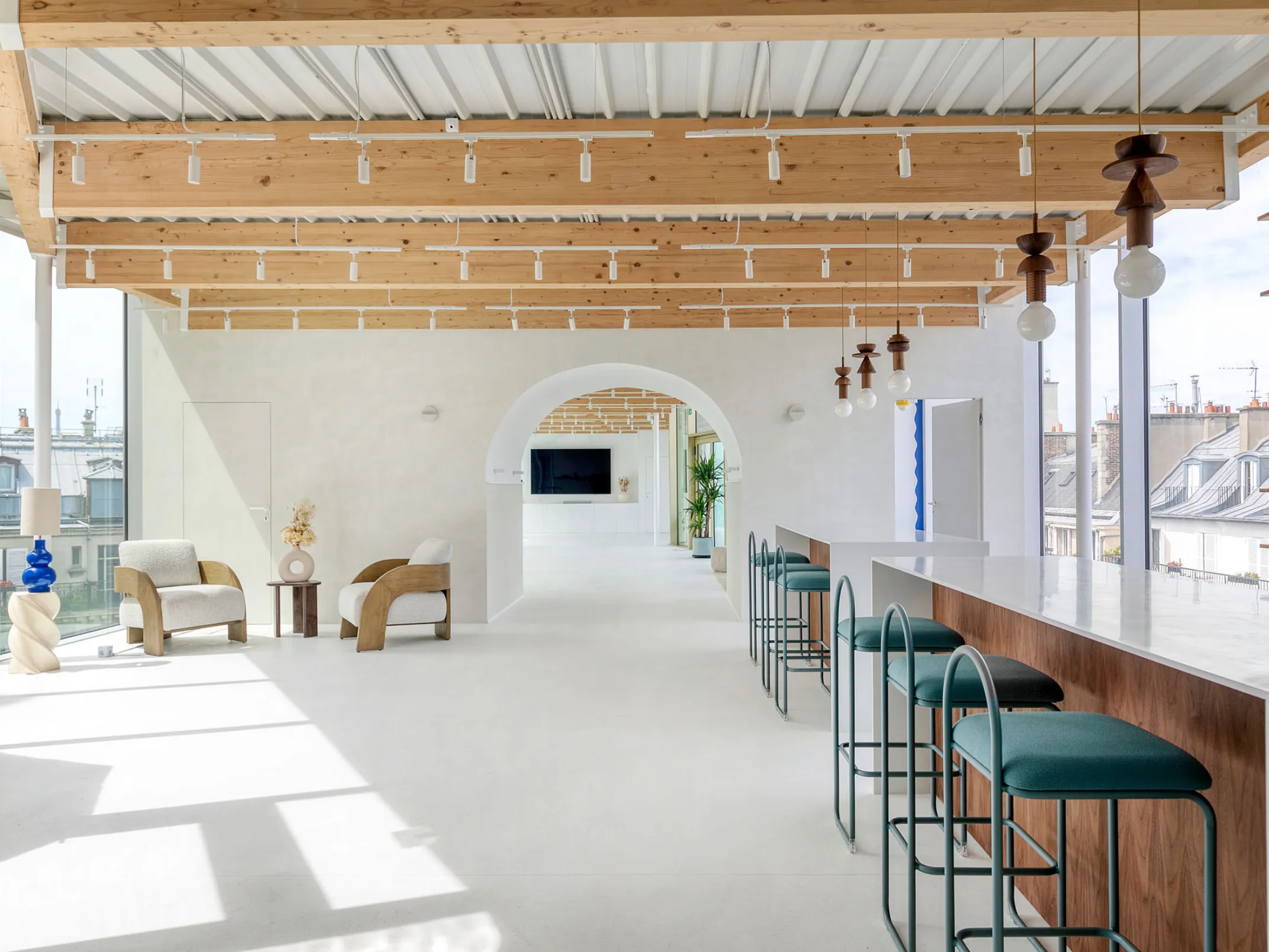Espace de restauration dans Liège Saint-Lazare chez Keeze à Paris, aménagé pour accueillir des buffets, petits-déjeuners ou cocktails professionnels.