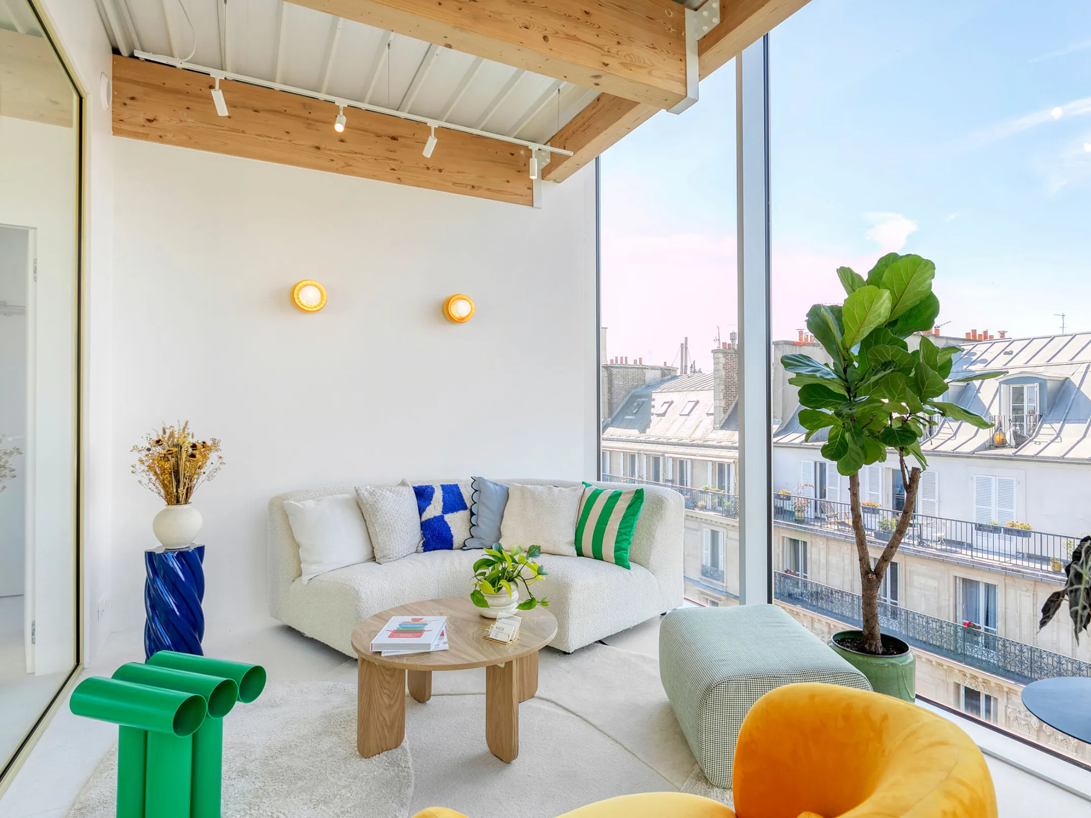 Salle de sous-commission dans l’espace Liège Saint-Lazare chez Keeze à Paris, idéale pour des ateliers en petits groupes ou des réunions parallèles.