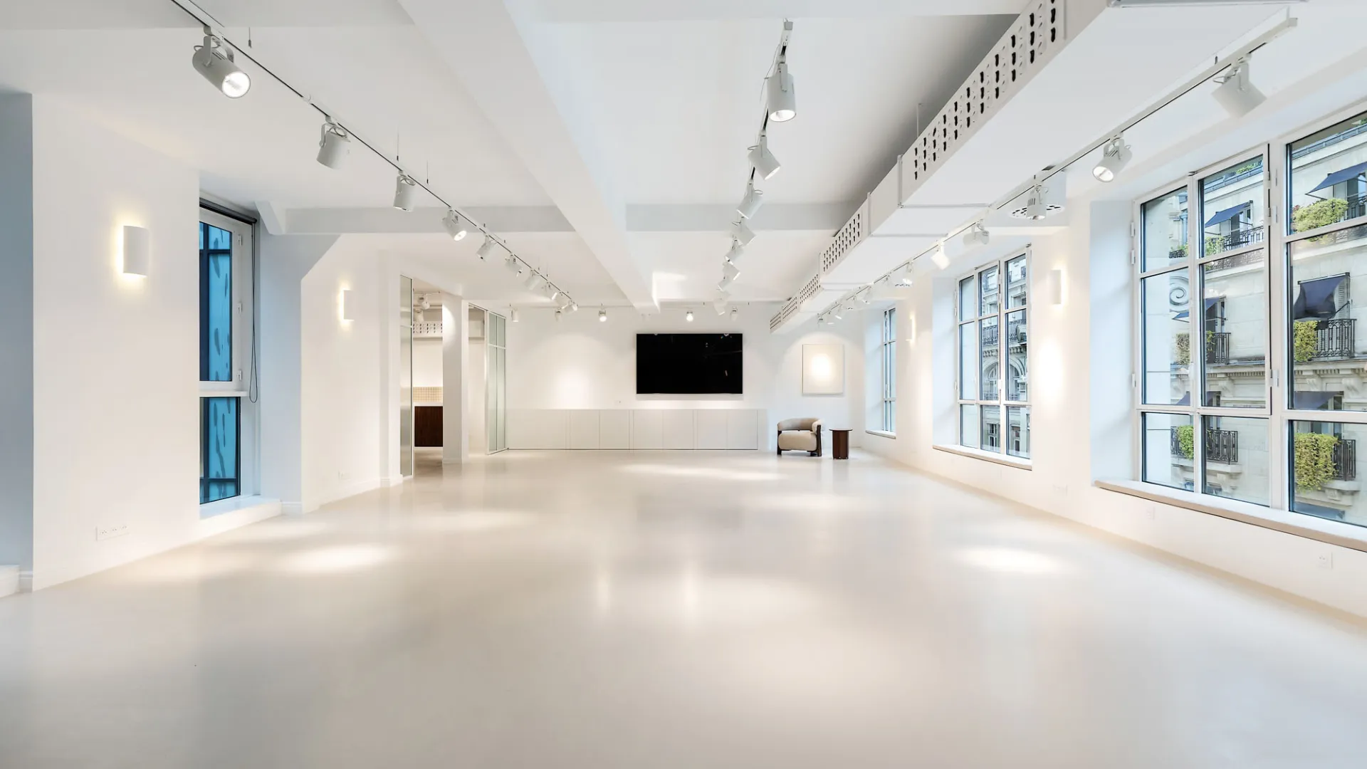 Salle vide à Bachaumont Paris signée Keeze, espace modulable idéal pour réunions, formations, showrooms ou événements d’entreprise.