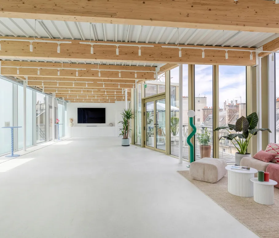 Salle vide à Keeze Liège à Paris, espace lumineux et modulable idéal pour séminaires, conférences, formations et événements professionnels.