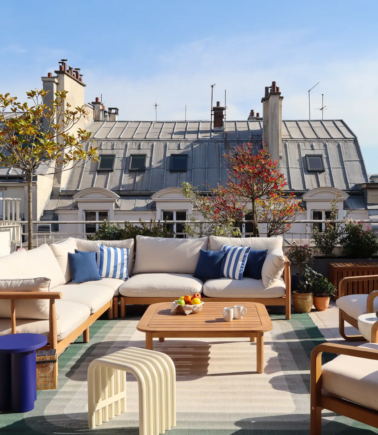 Rooftop avec canapé et vue sur les toits chez Keeze Champs-Élysées, idéal pour un afterwork ou une soirée d’entreprise à Paris 8e.