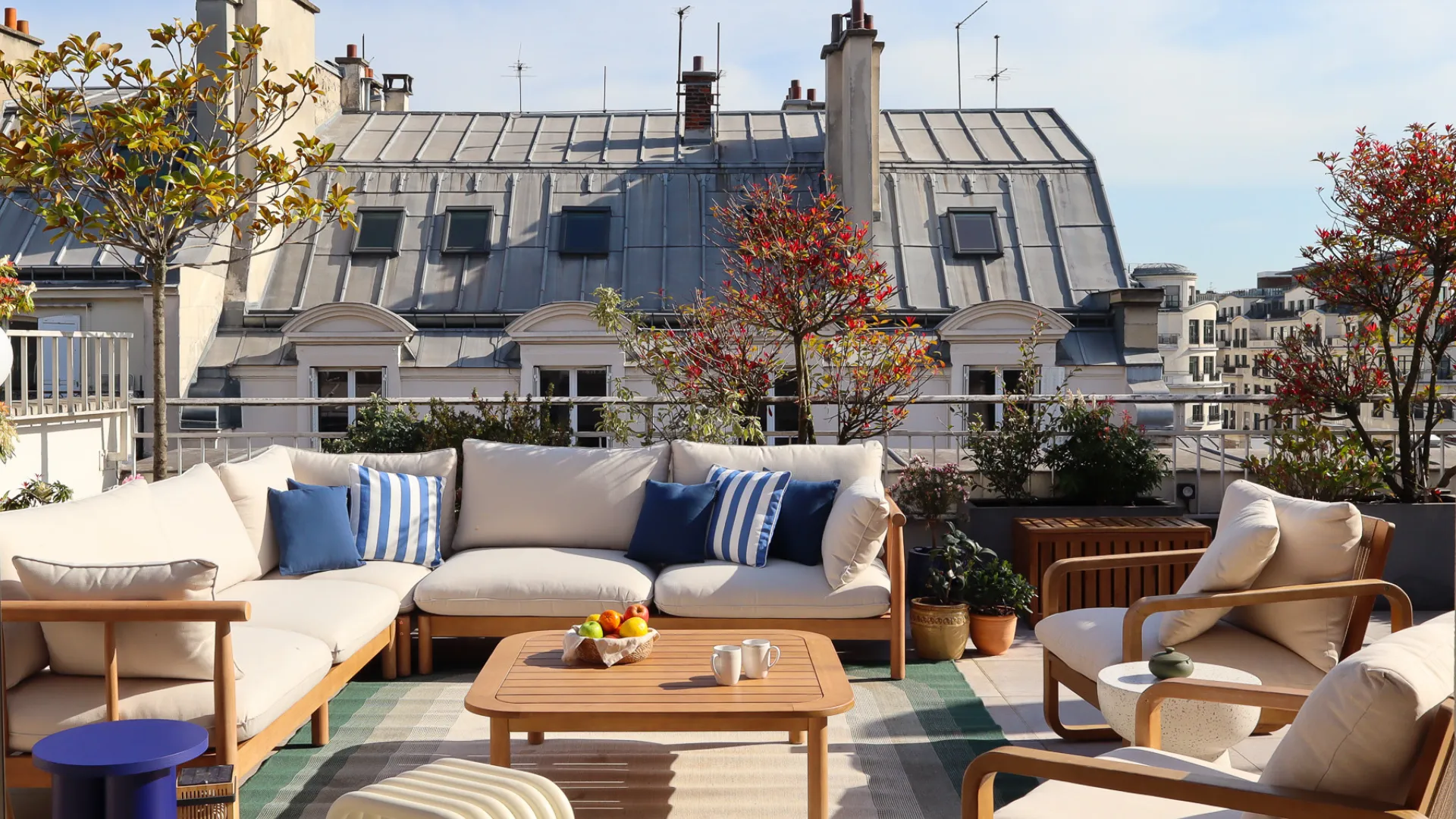 Rooftop élégant avec vue sur les Champs-Élysées chez Keeze, parfait pour un cocktail ou une soirée d’entreprise à Paris.