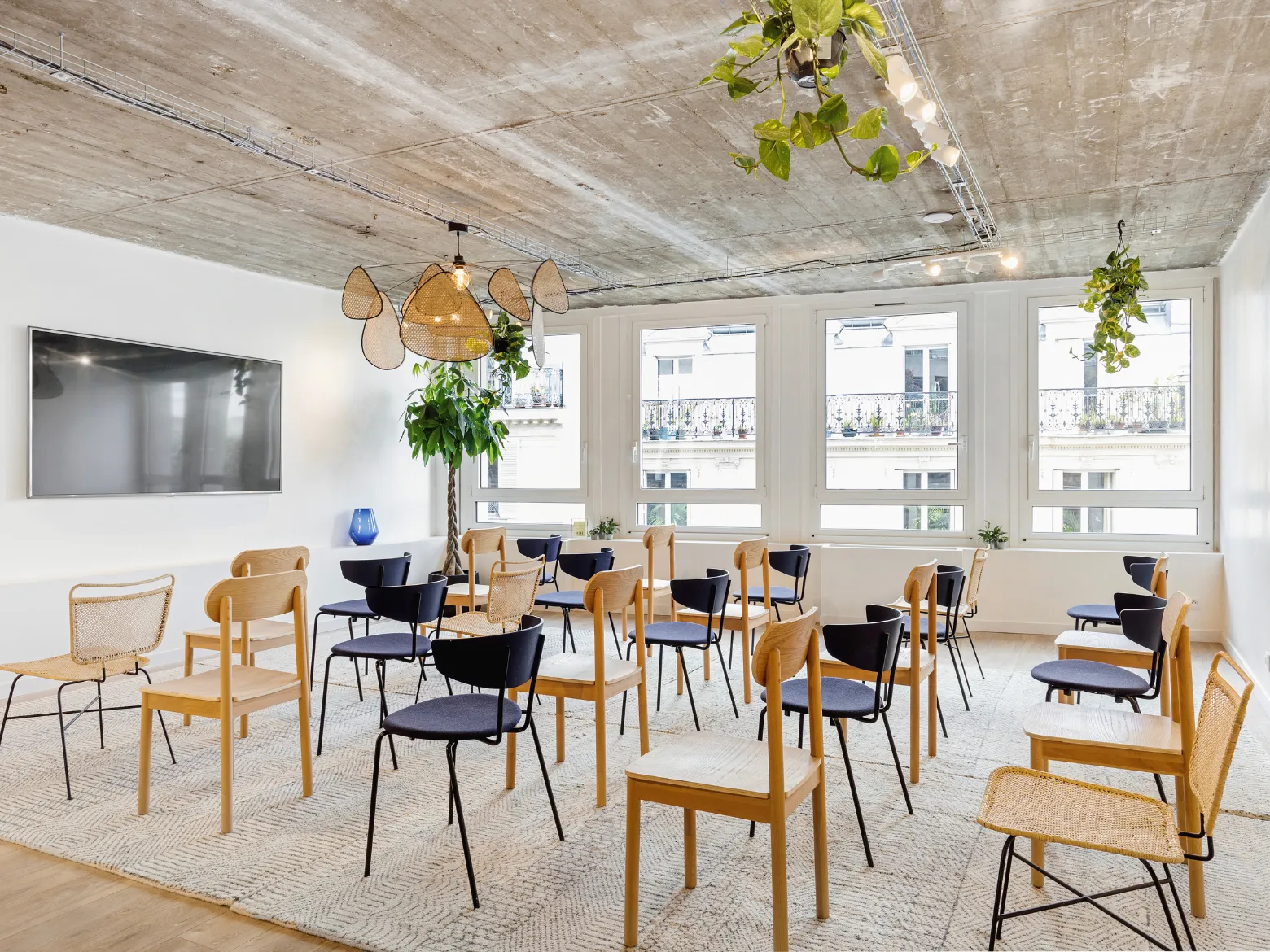Salle de réunion dans l’Atelier chez Keeze Champs Elysées à Paris, idéale pour des séances de travail créatif ou des ateliers collaboratifs.