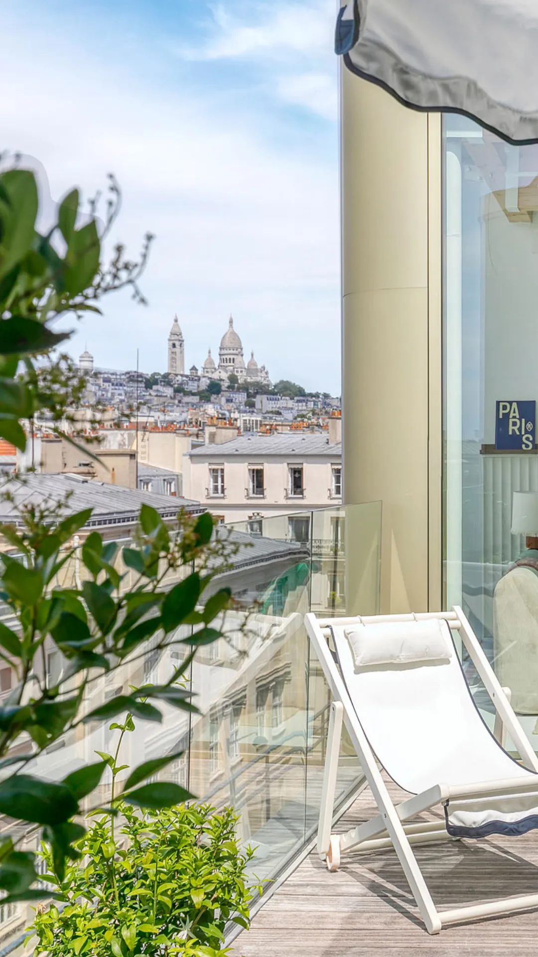 Transat sur terrasse à Paris avec vue sur Montmartre dans un espace Keeze, parfait pour détente, afterworks et événements en plein air.
