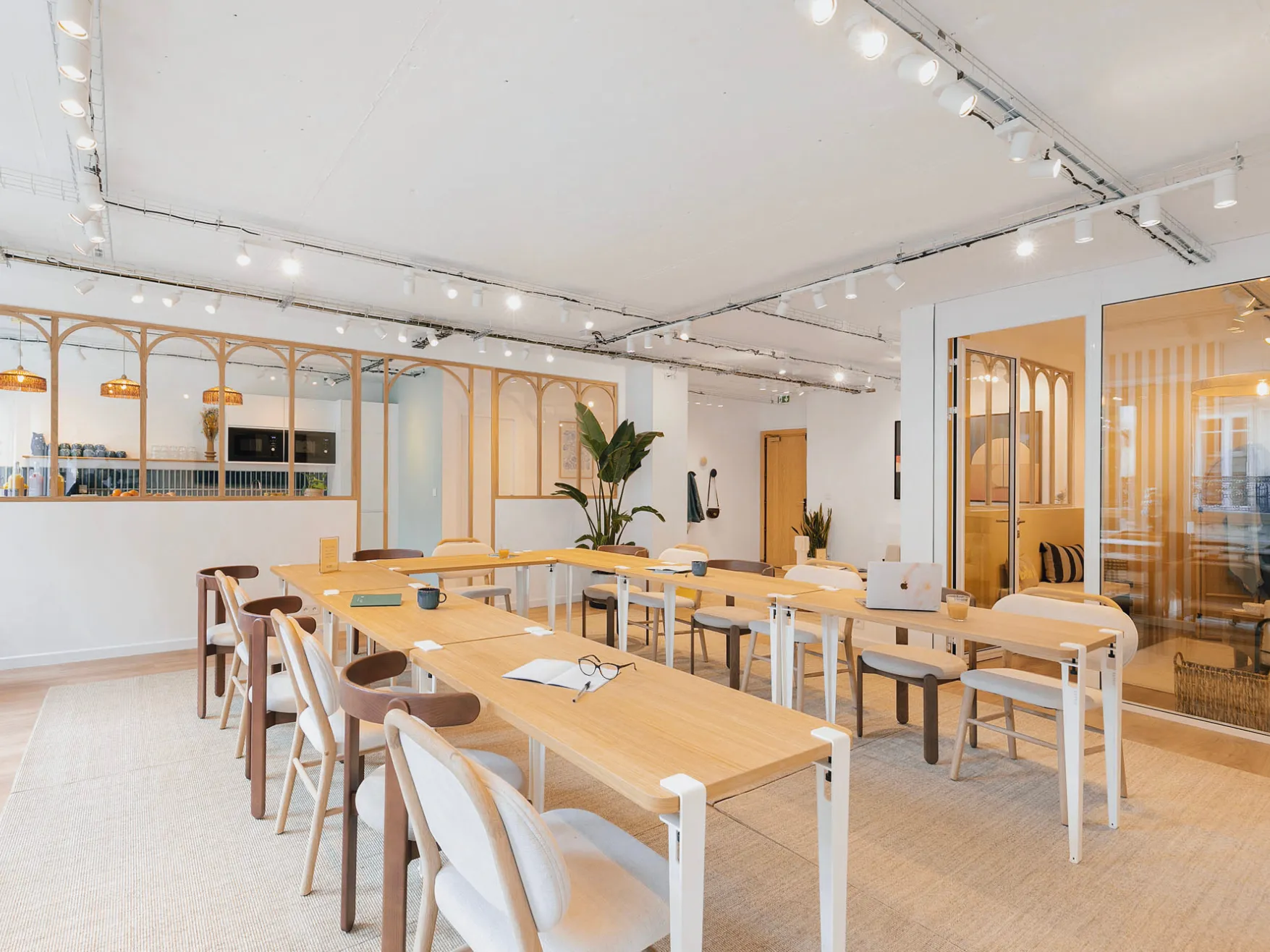L’Appartement Keeze à Paris, un lieu chaleureux et design sur les Champs Elysées, parfait pour des échanges professionnels.
