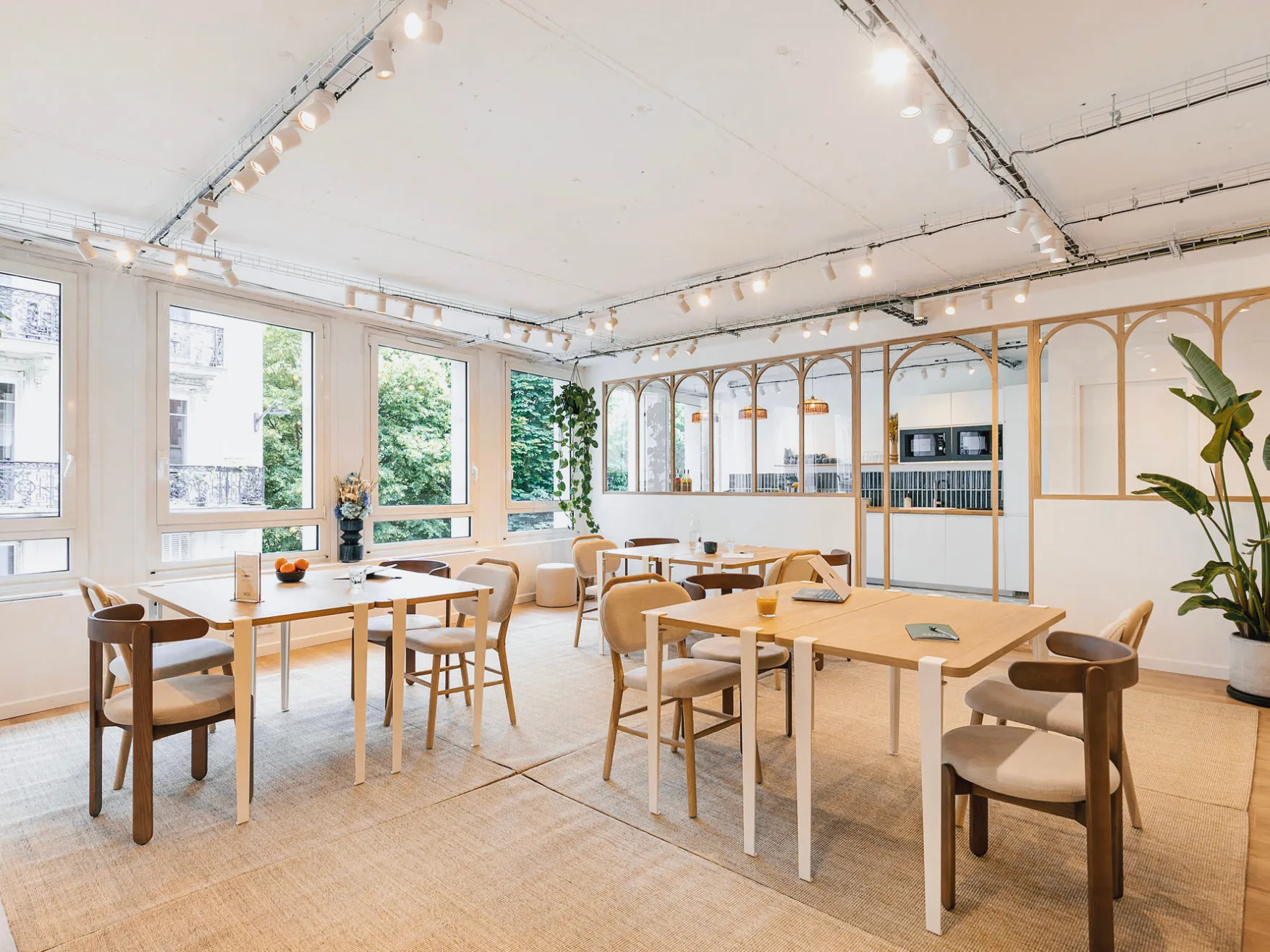 L’Appartement chez Keeze Champs Elysées à Paris, conçu pour offrir une expérience événementielle haut de gamme en petit comité.