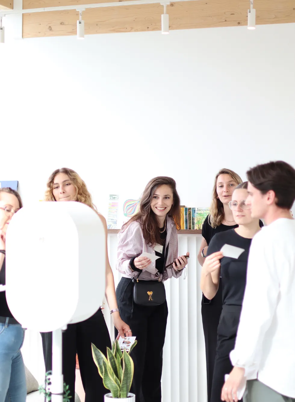 Personnes échangeant lors d’un cocktail dînatoire à Paris dans un espace Keeze, parfait pour networking, team building et événements d’entreprise.