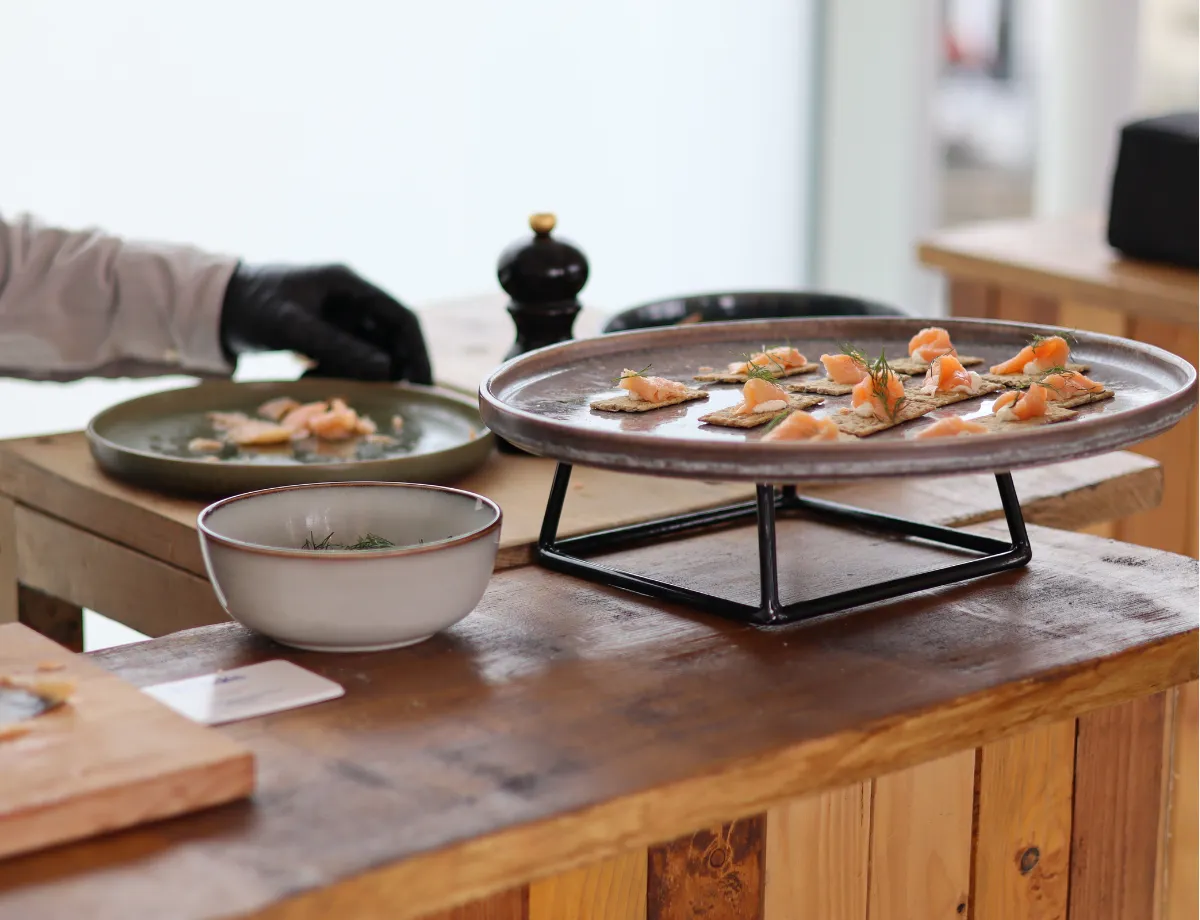 Service de restauration à Paris dans un espace Keeze, idéal pour pauses gourmandes, déjeuners d’affaires et réceptions d’entreprise.
