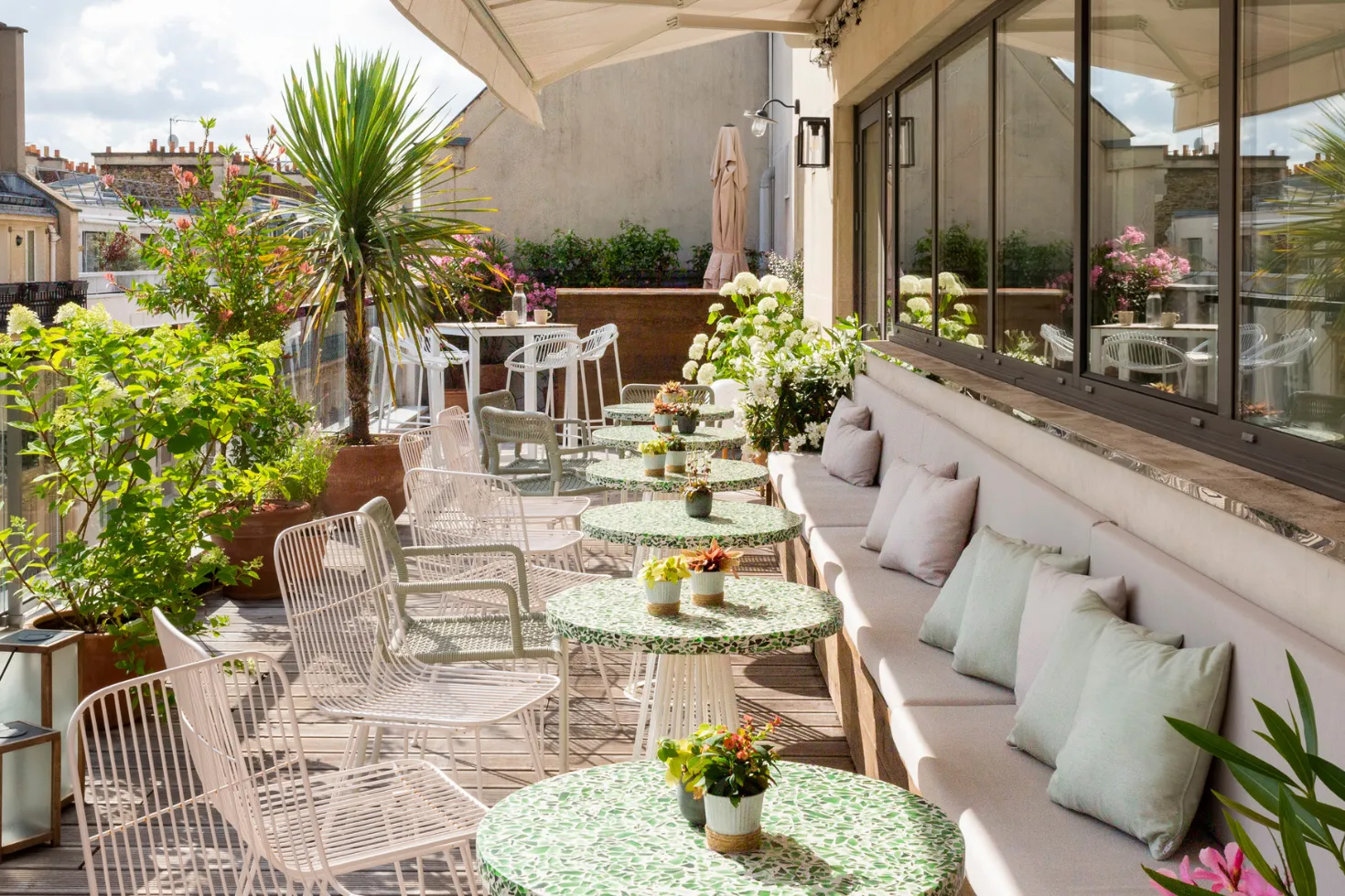 Cocktail sur la terrasse Iéna à Paris dans un espace Keeze, parfait pour afterworks, réceptions d’entreprise et événements en plein air.