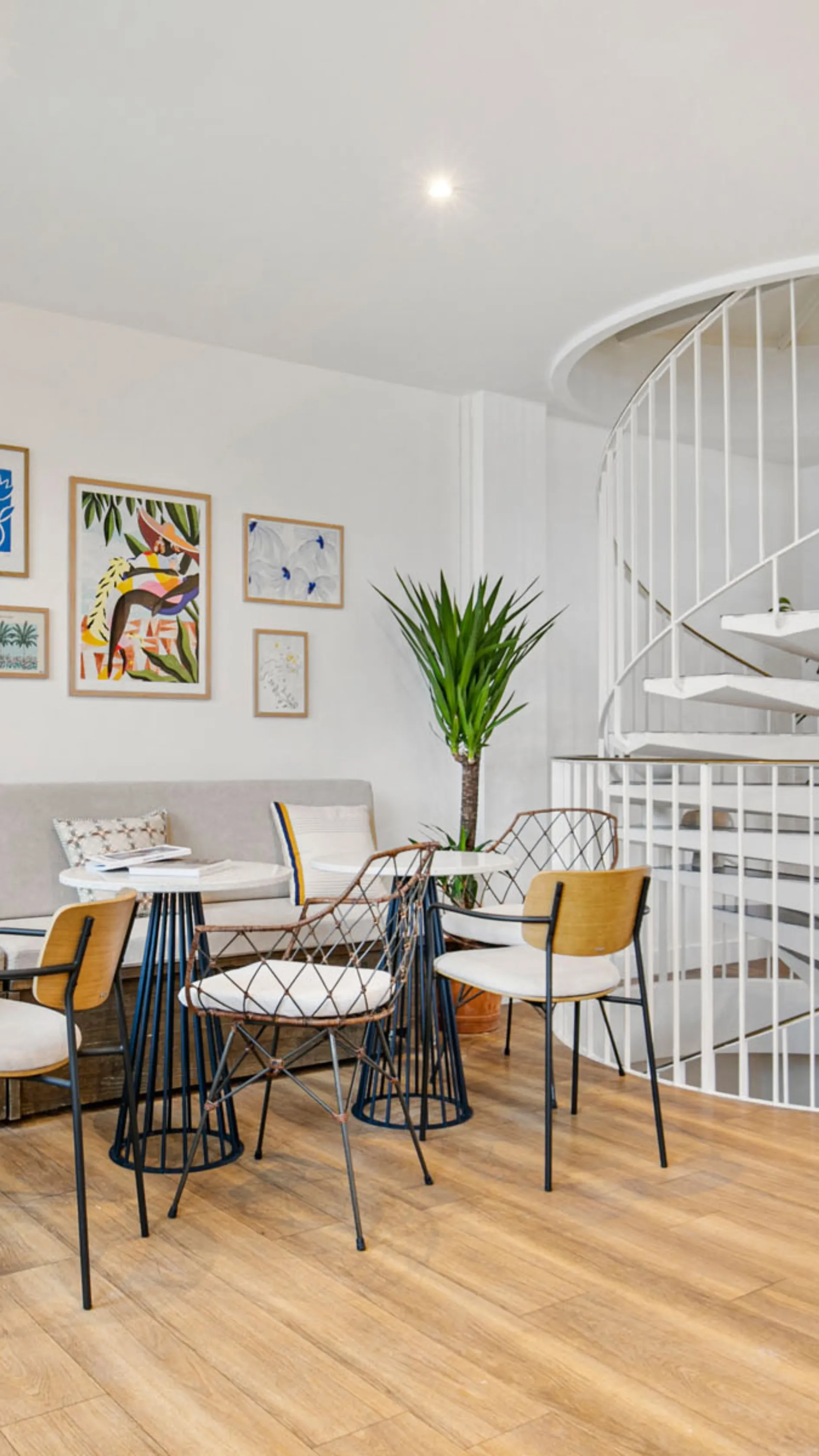 Espace lounge avec canapé confortable chez Keeze, idéal pour un afterwork ou une soirée d’entreprise à Paris.
