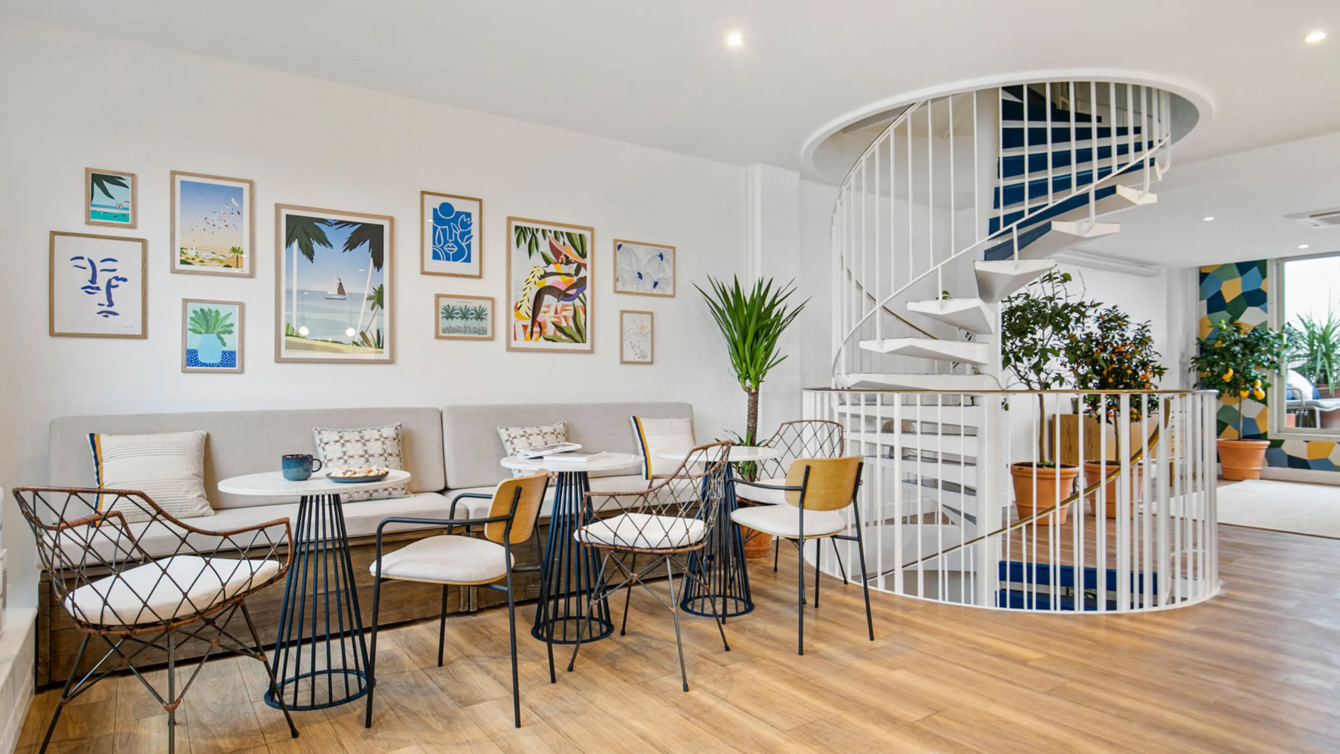 Espace lounge avec canapé confortable chez Keeze, idéal pour un afterwork ou une soirée d’entreprise à Paris.