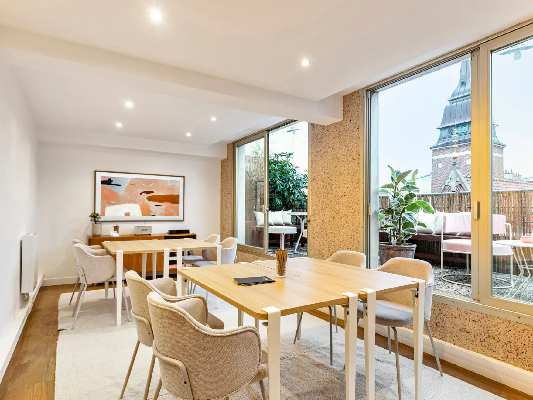 La Loggia chez Keeze à Paris, un espace du site Courcelles pensé pour des présentations ou réunions stratégiques.