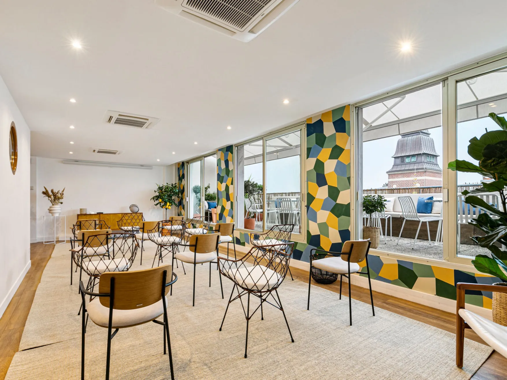 Salle de conférence équipée pour événements professionnels chez Keeze à Paris.
