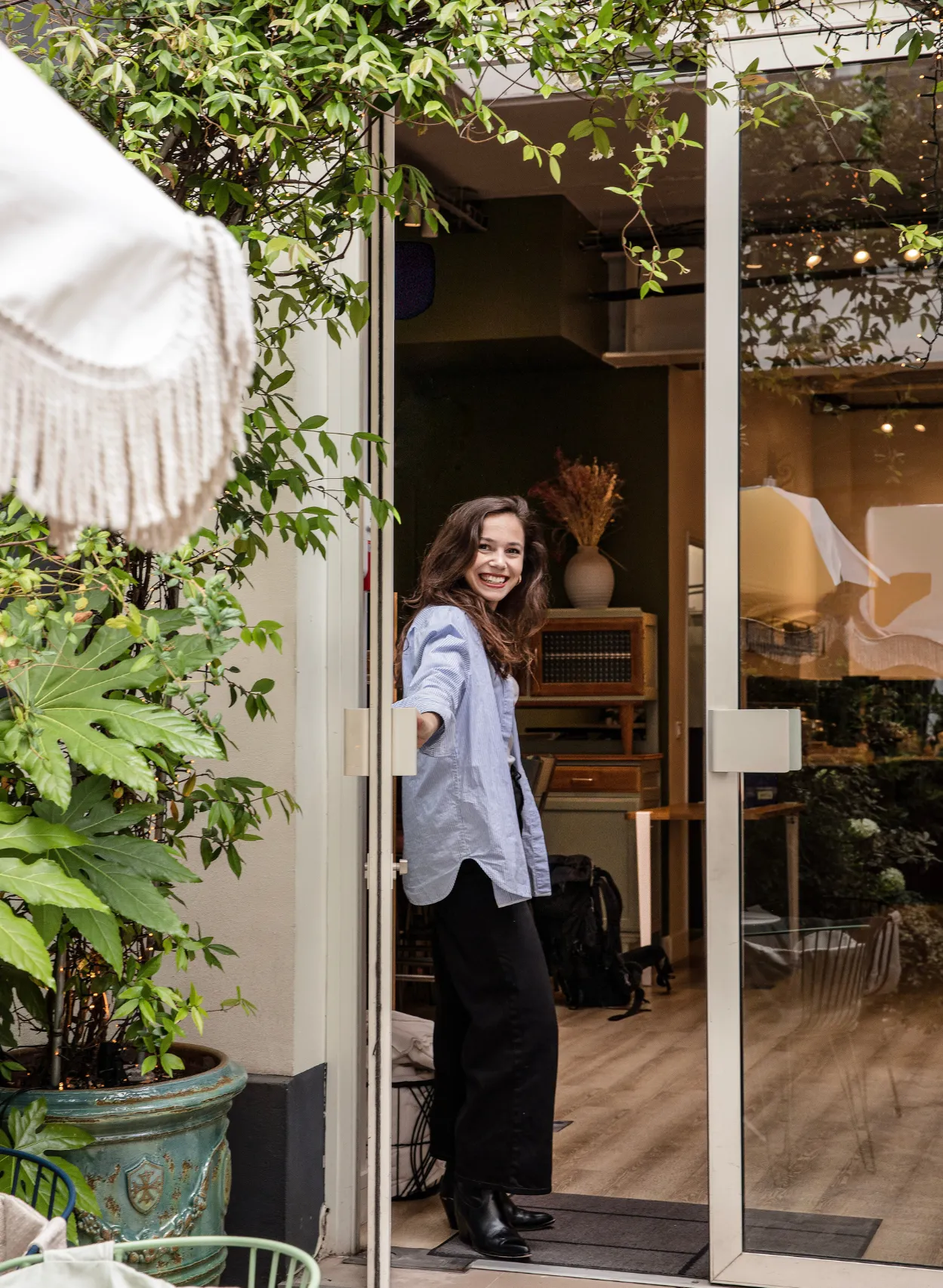 Femme accueillant les invités à Paris dans un espace Keeze, offrant un accueil chaleureux et professionnel pour événements d’entreprise.